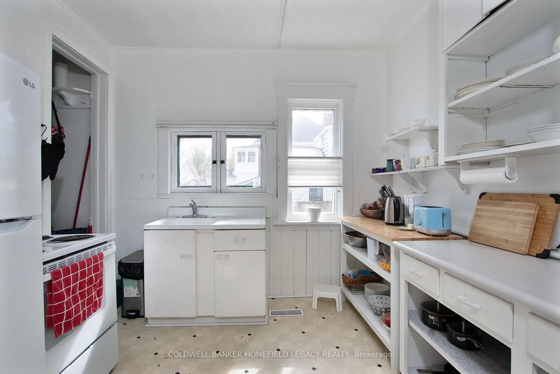 383 Queen Street E