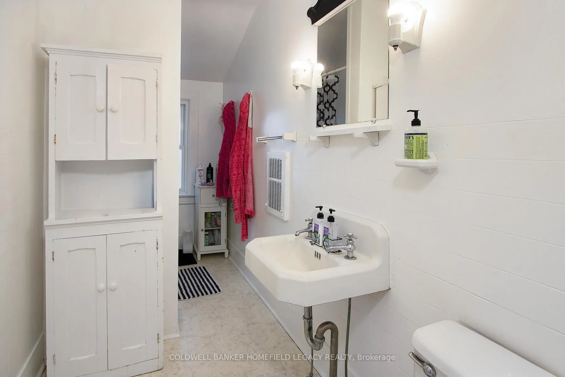 383 Queen Street E