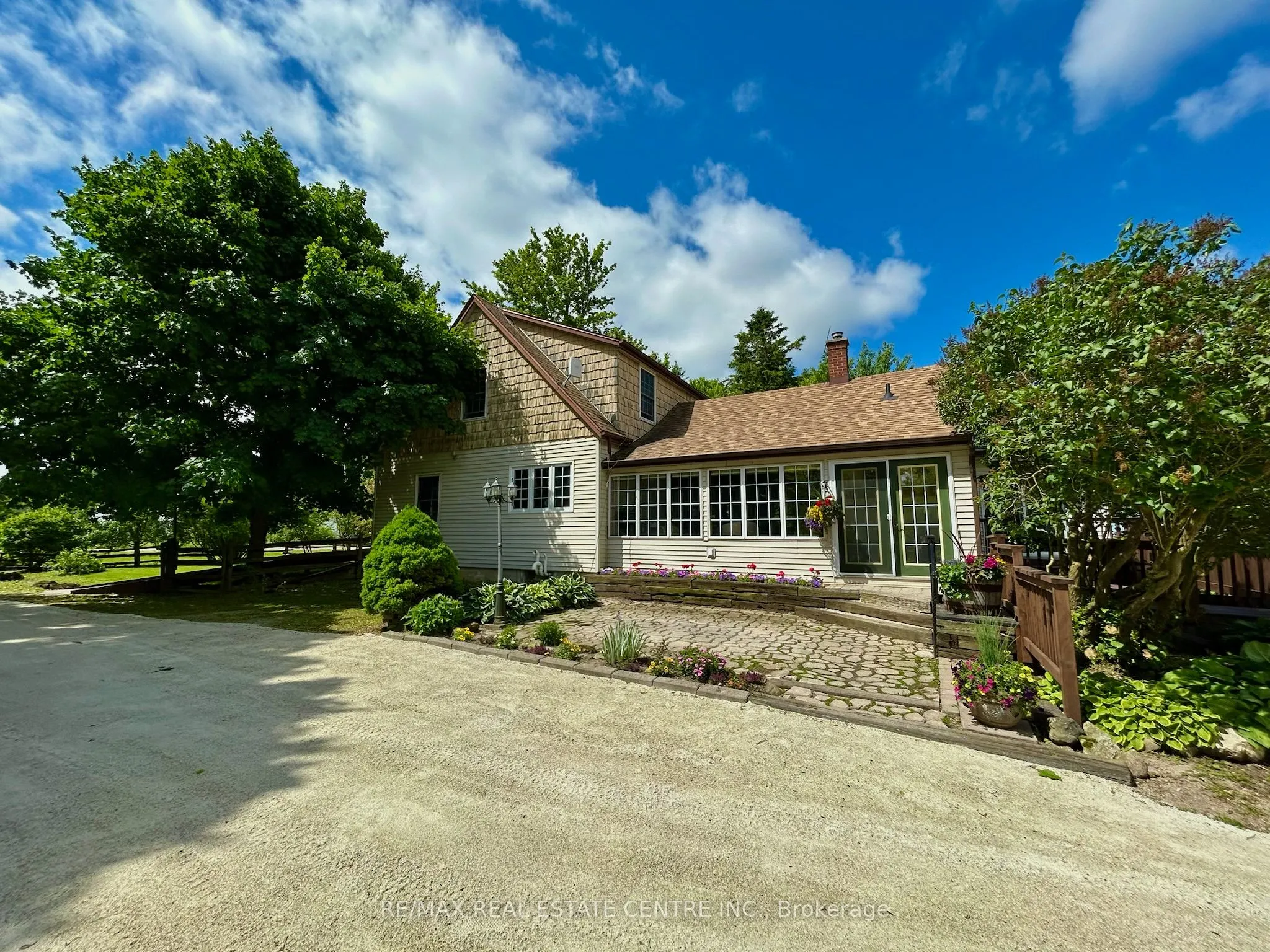 384323 20 Side Road