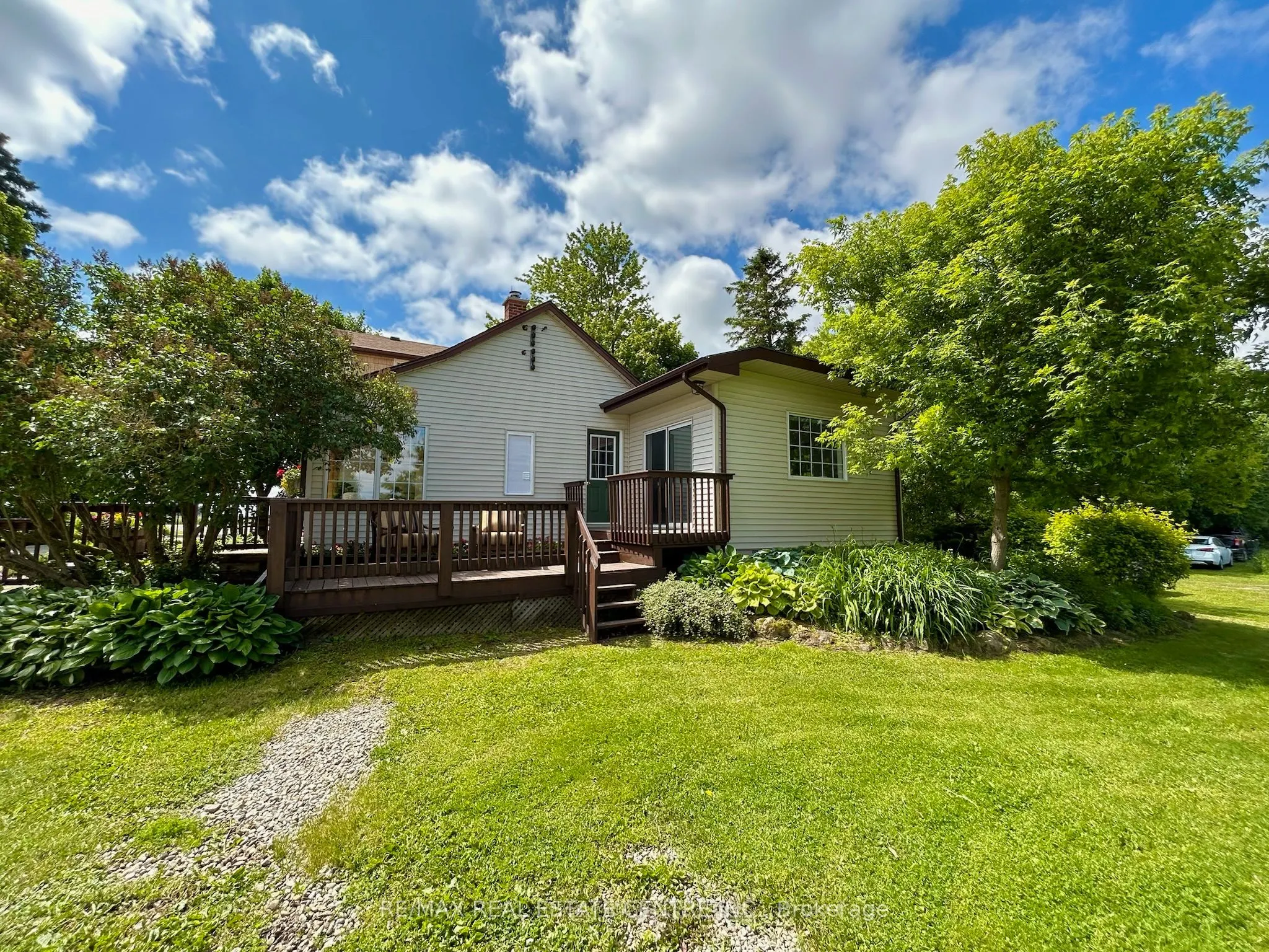 384323 20 Side Road