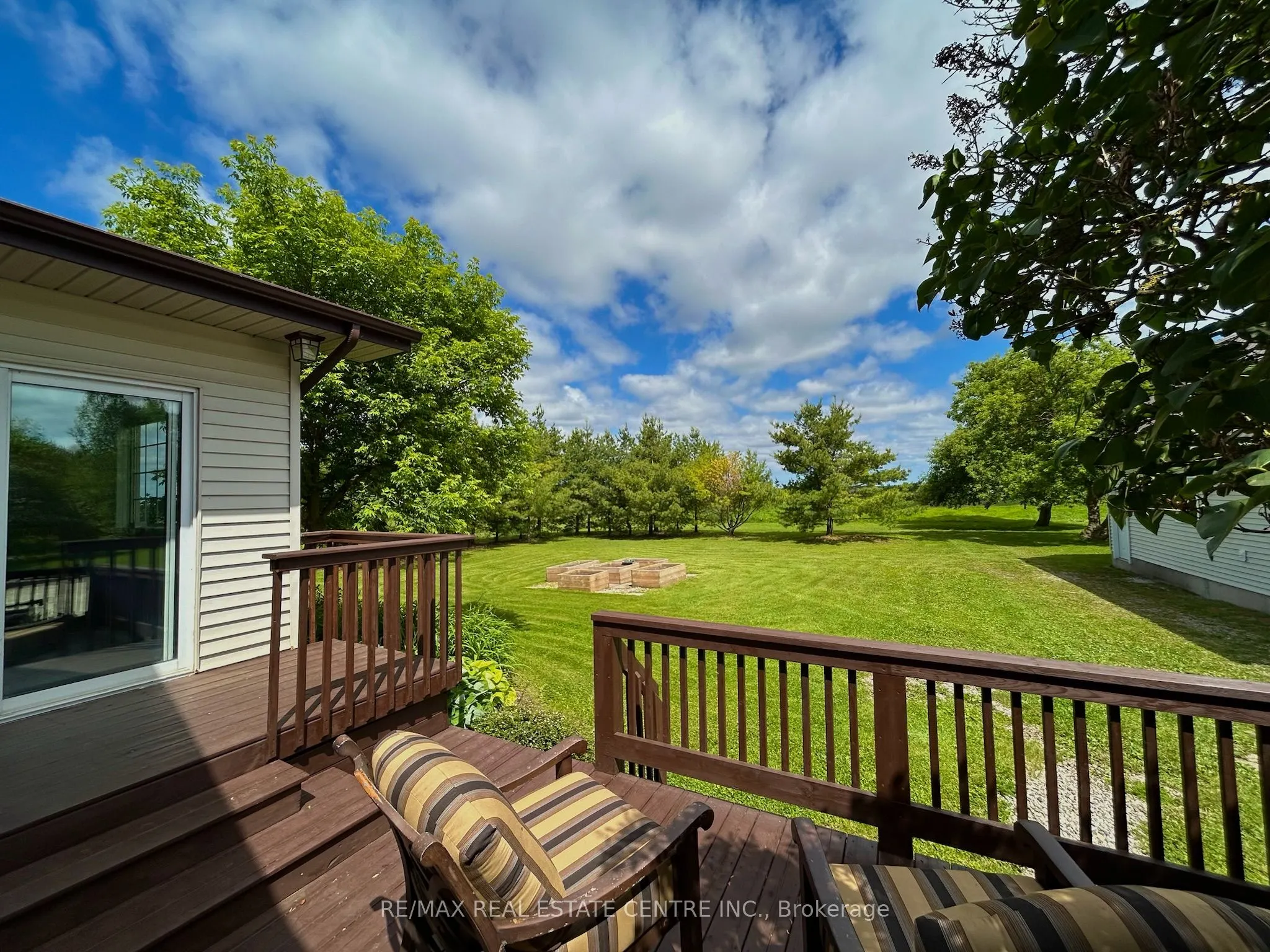 384323 20 Side Road