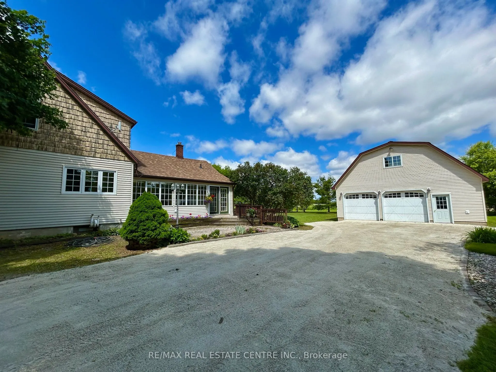 384323 20 Side Road