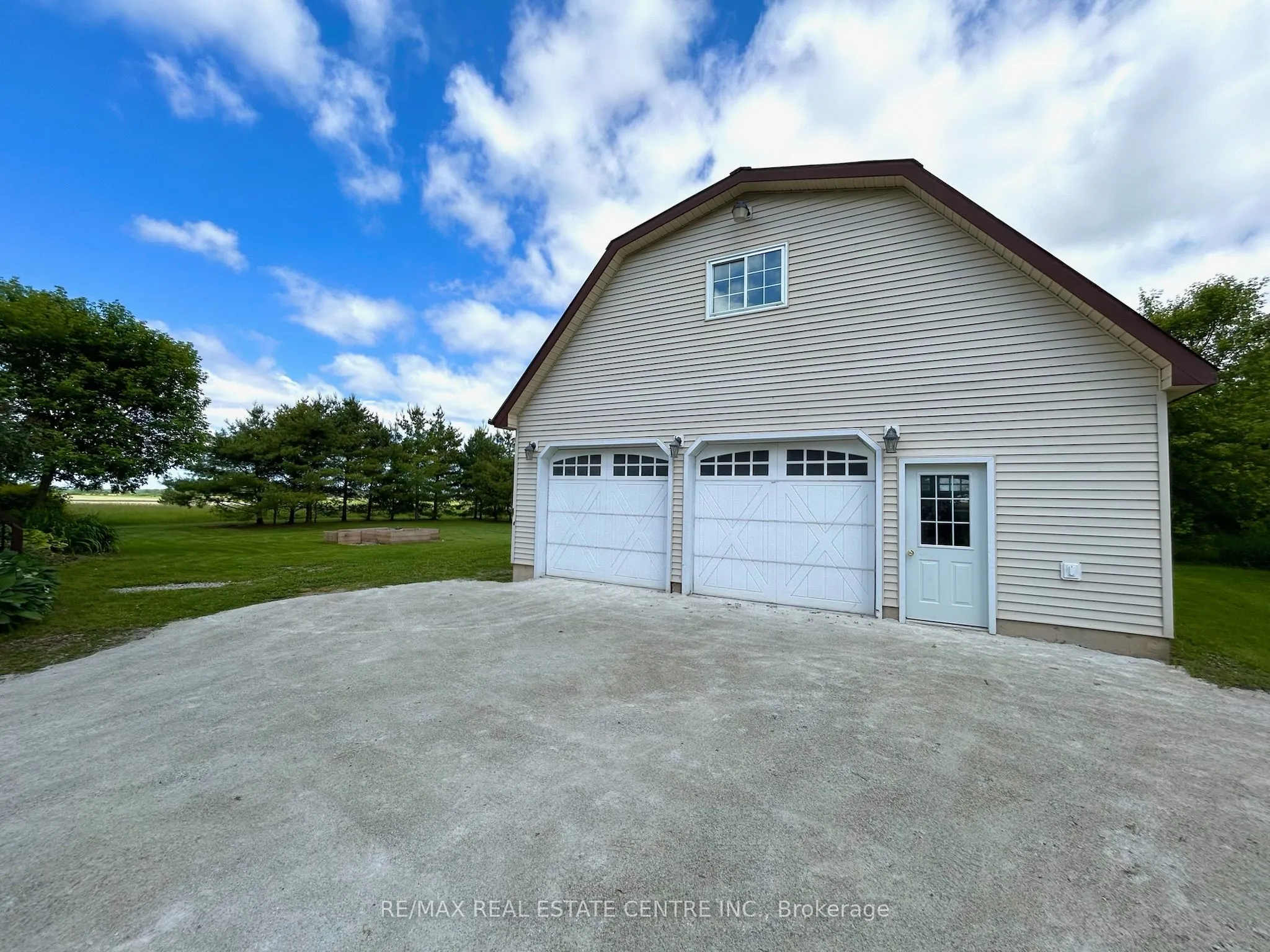 384323 20 Side Road