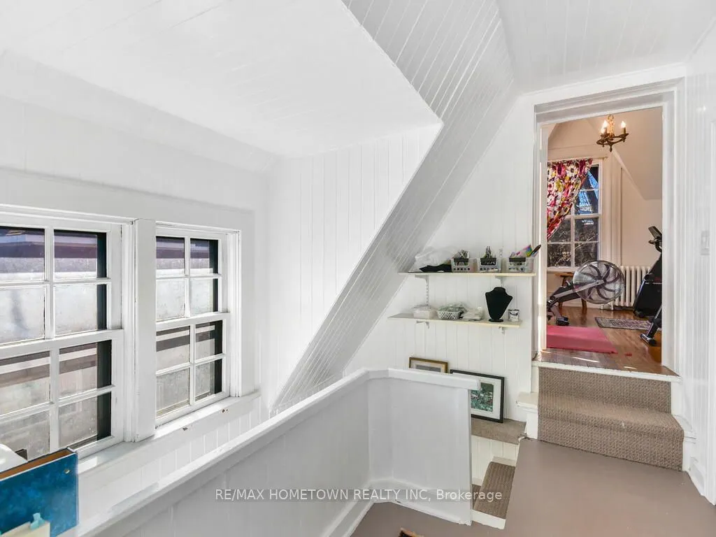 157 DIBBLE Street W