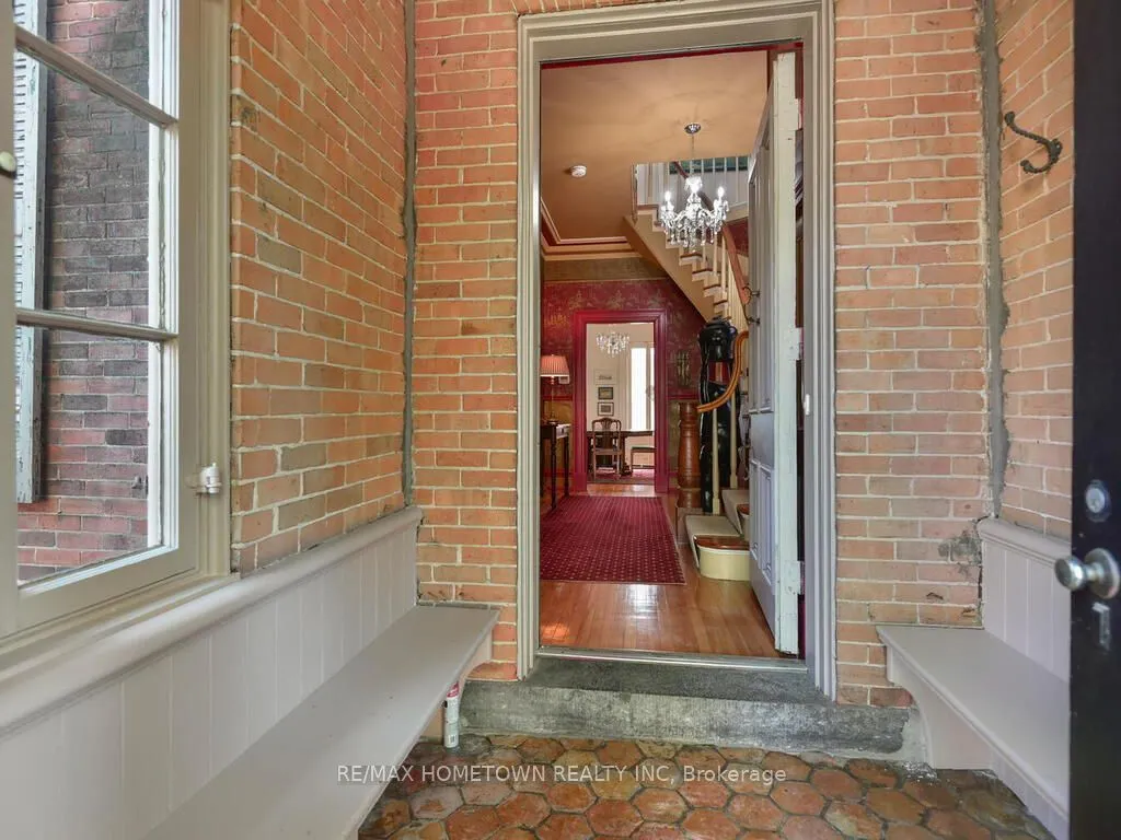 157 DIBBLE Street W