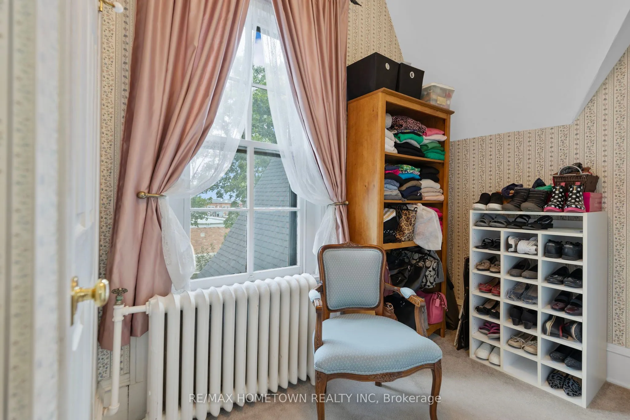 157 DIBBLE Street W