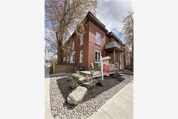 43 Cedar Street N