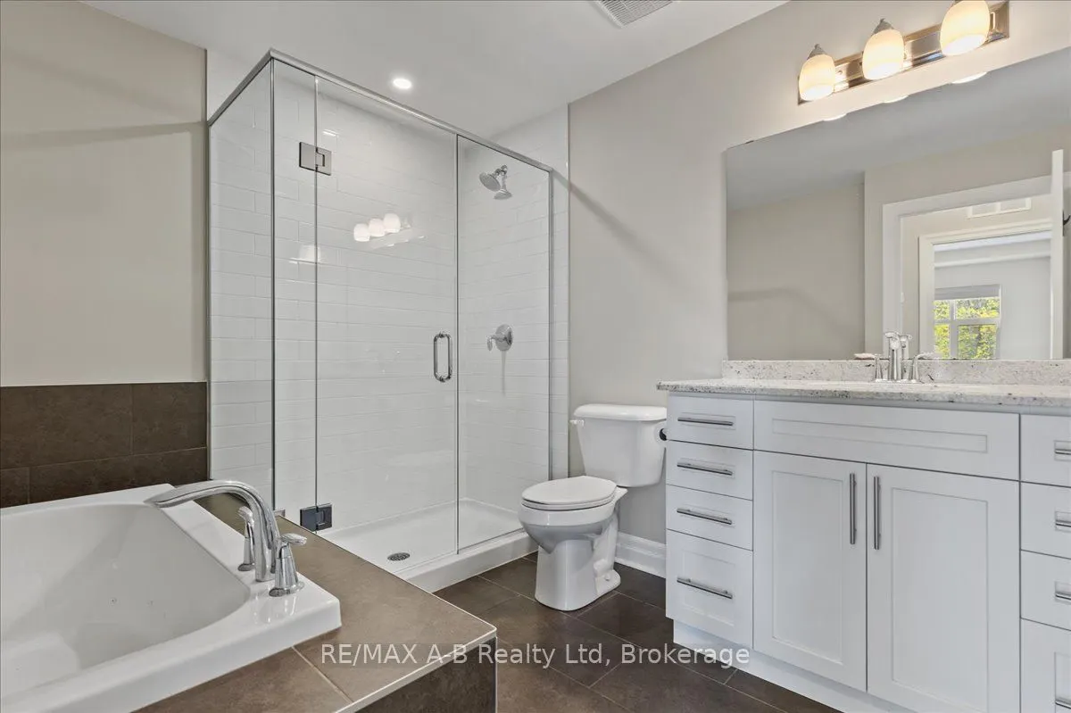 255 John Street N, #206