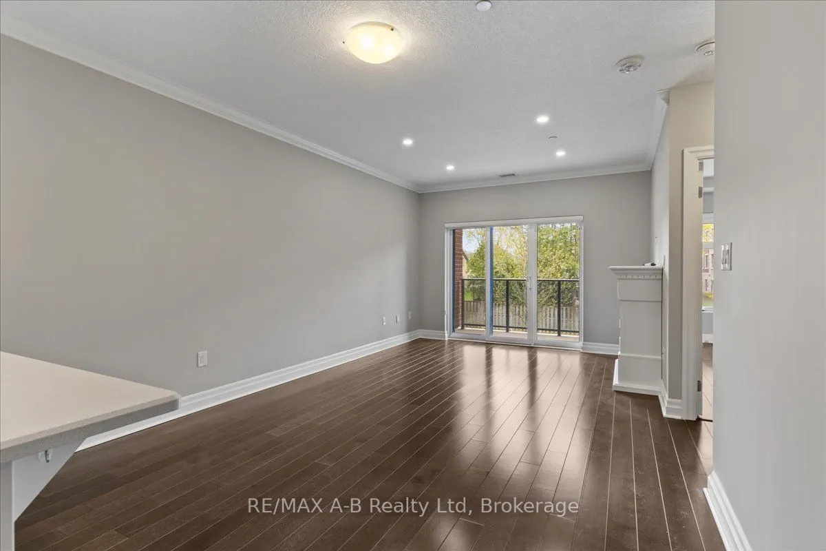 255 John Street N, #206