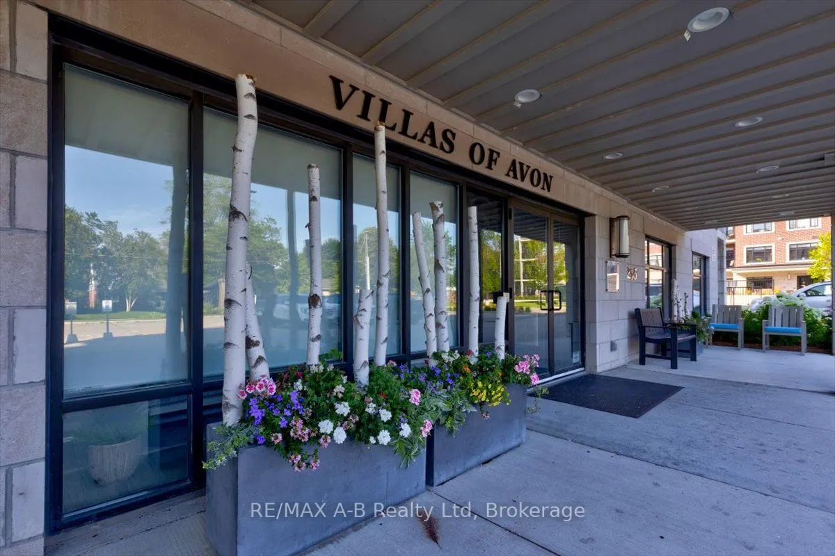 255 John Street N, #206
