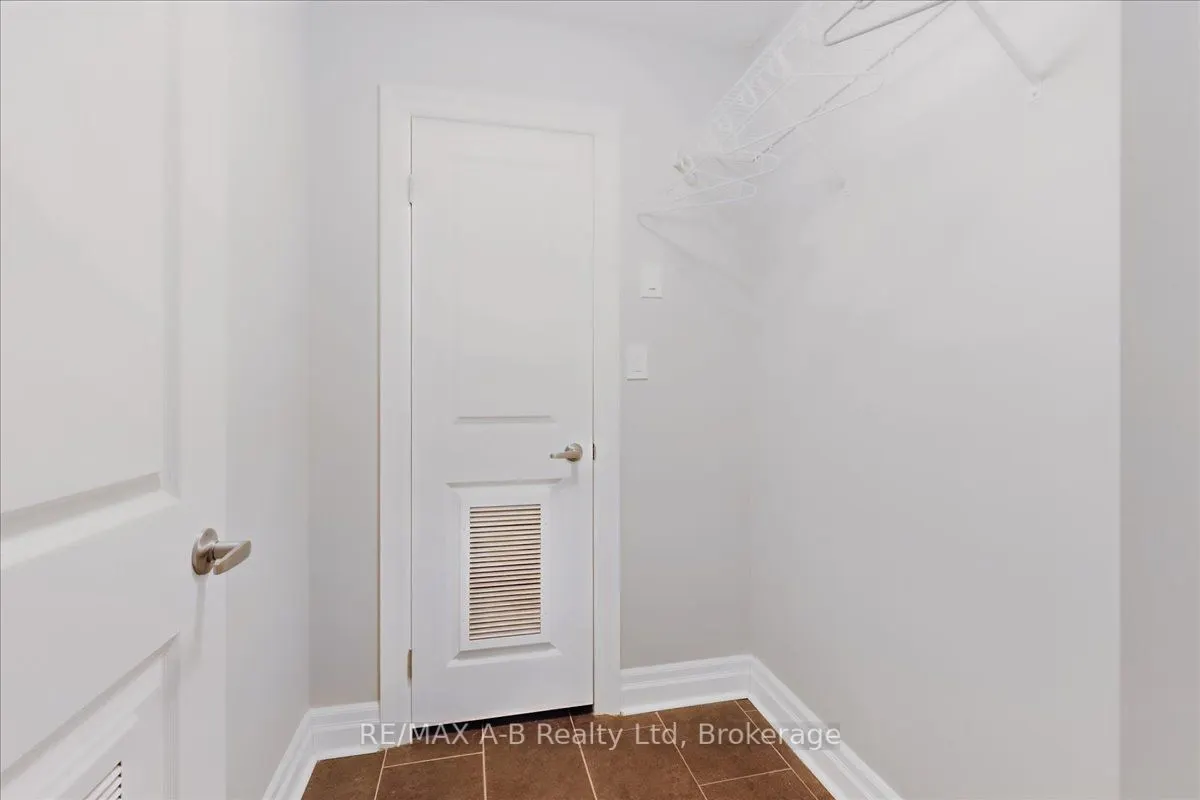 255 John Street N, #206