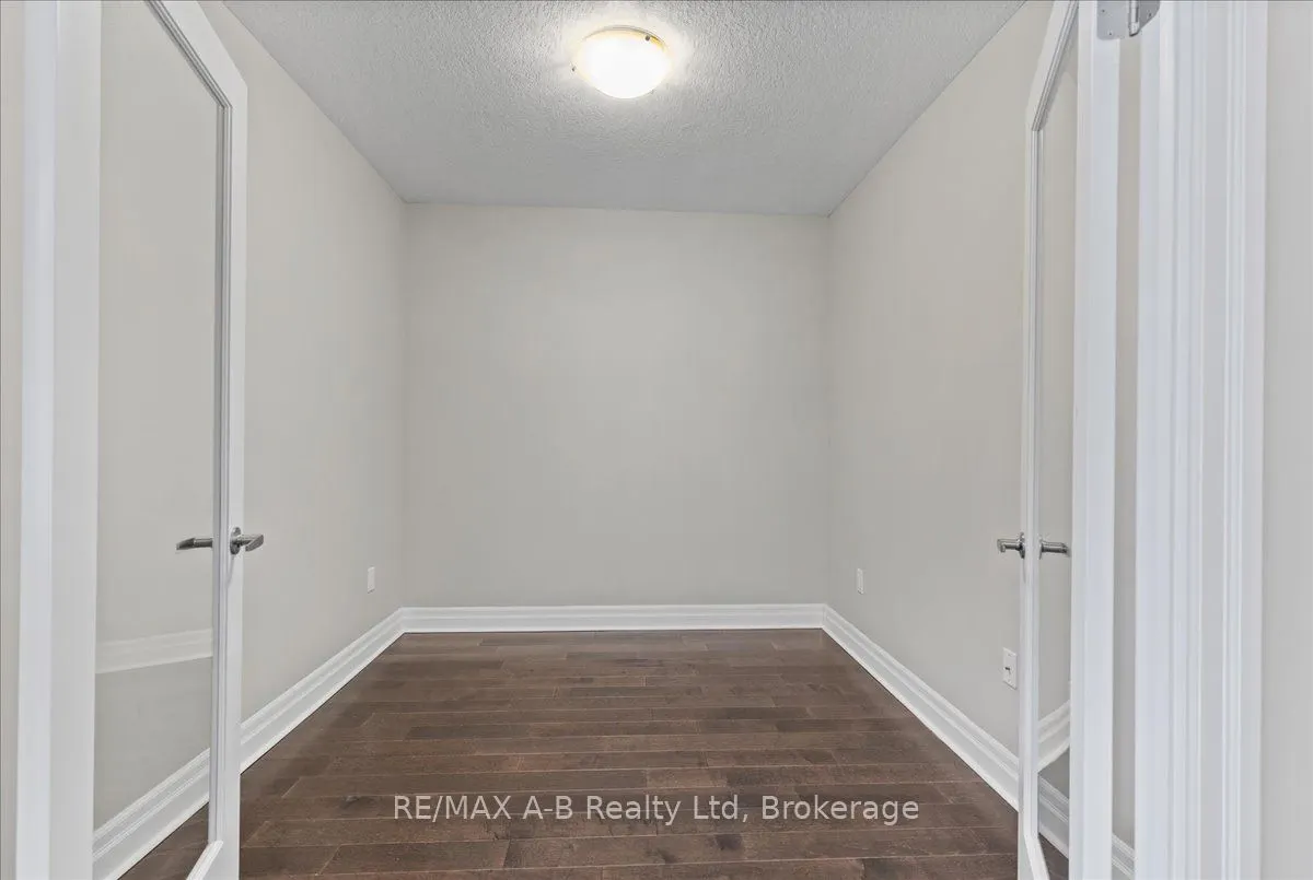 255 John Street N, #206