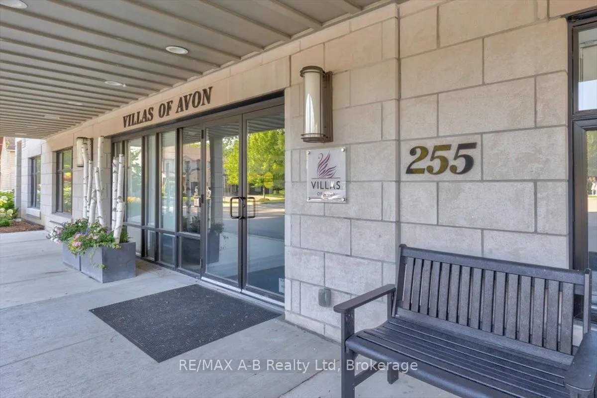 255 John Street N, #206