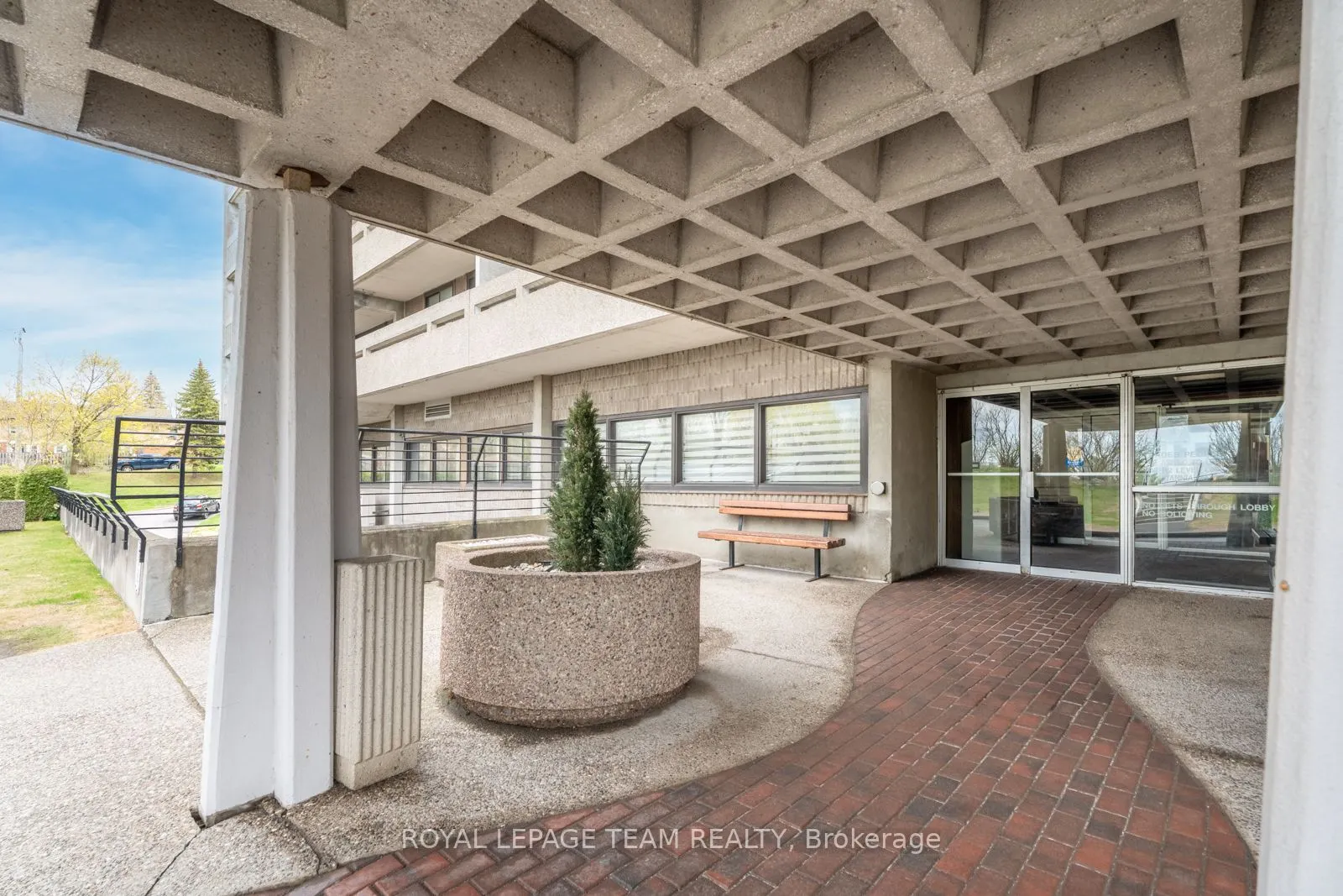 415 Greenview Avenue, #2004