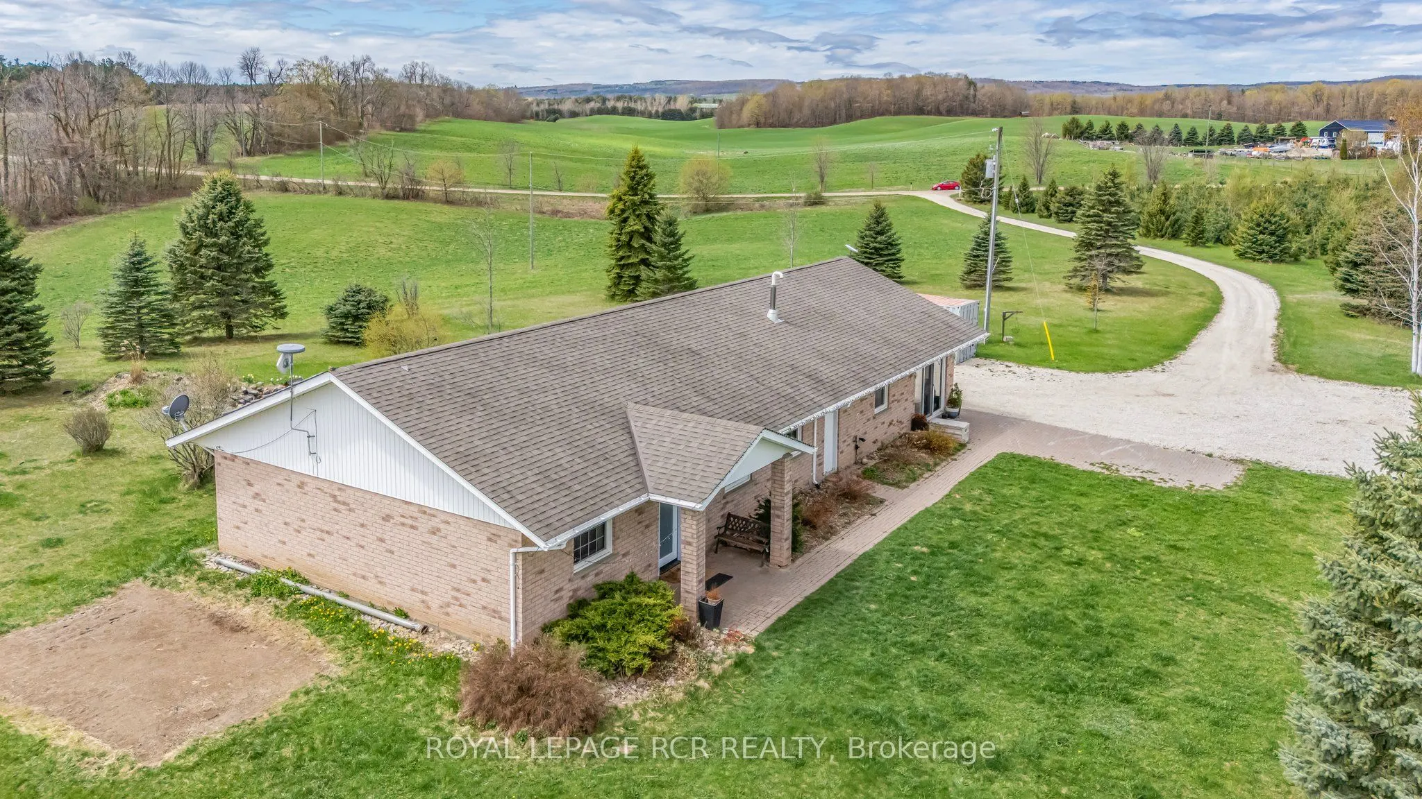 958375 E 7th Line
