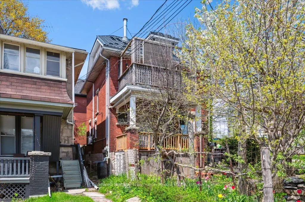 124 Surrey Street E