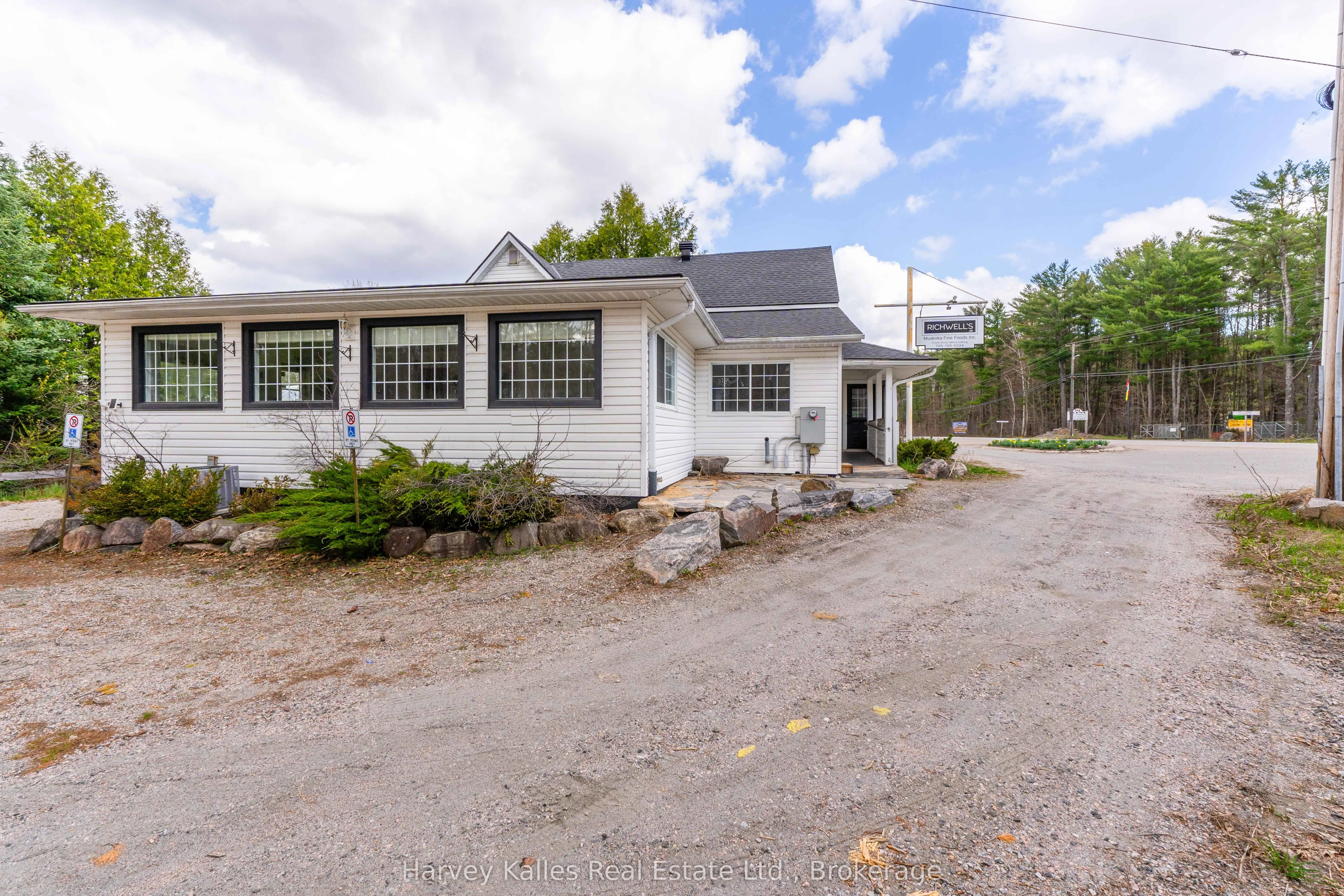 3842 Muskoka Rd 118 W