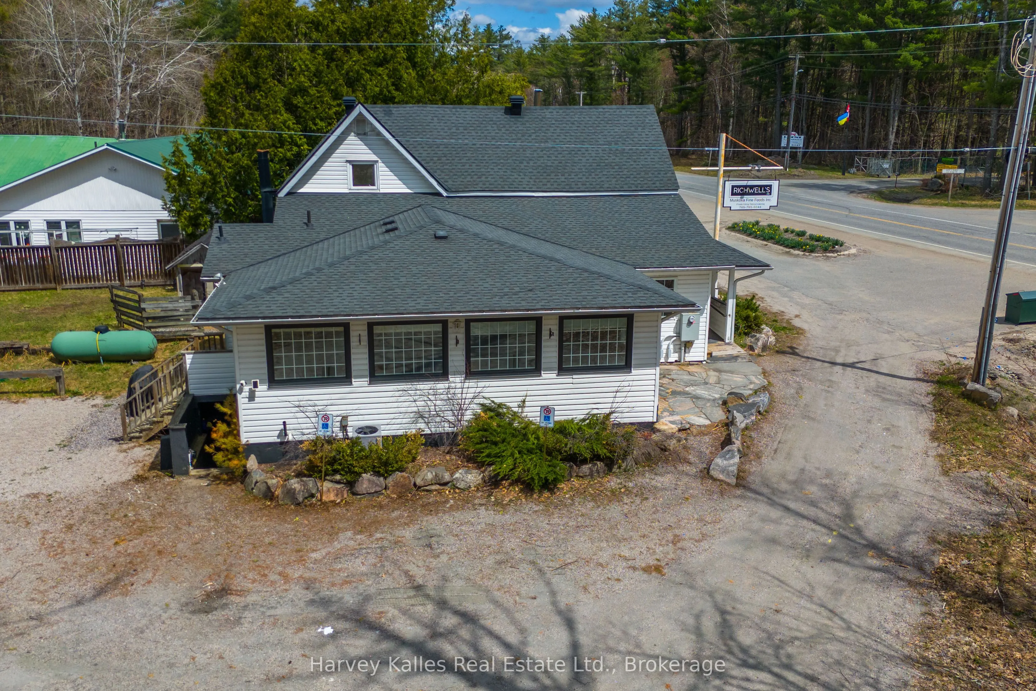 3842 Muskoka Rd 118 W