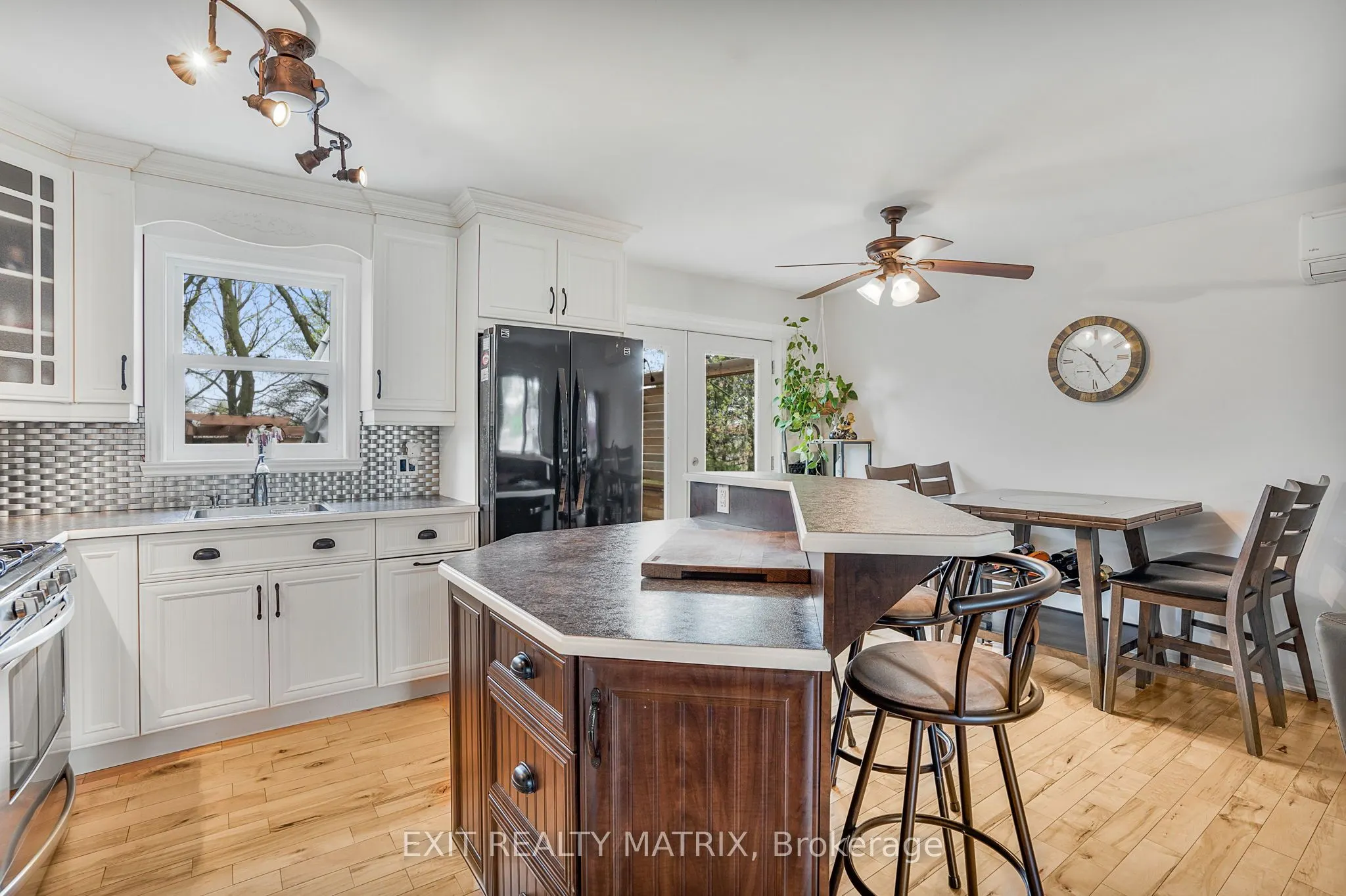 1120 Des Cedres Street