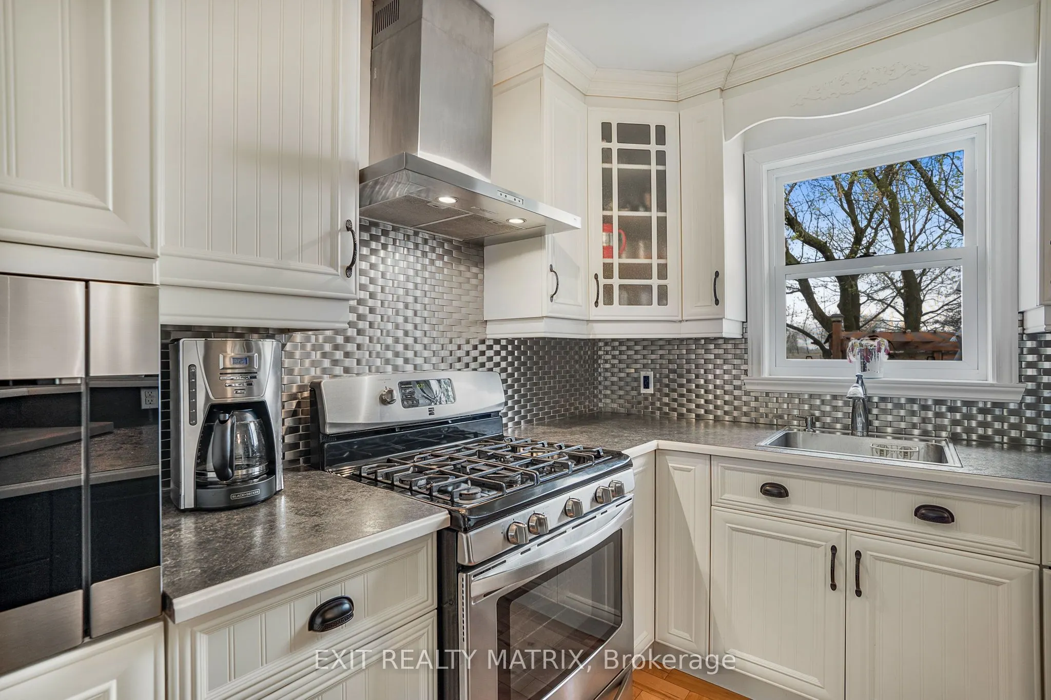 1120 Des Cedres Street