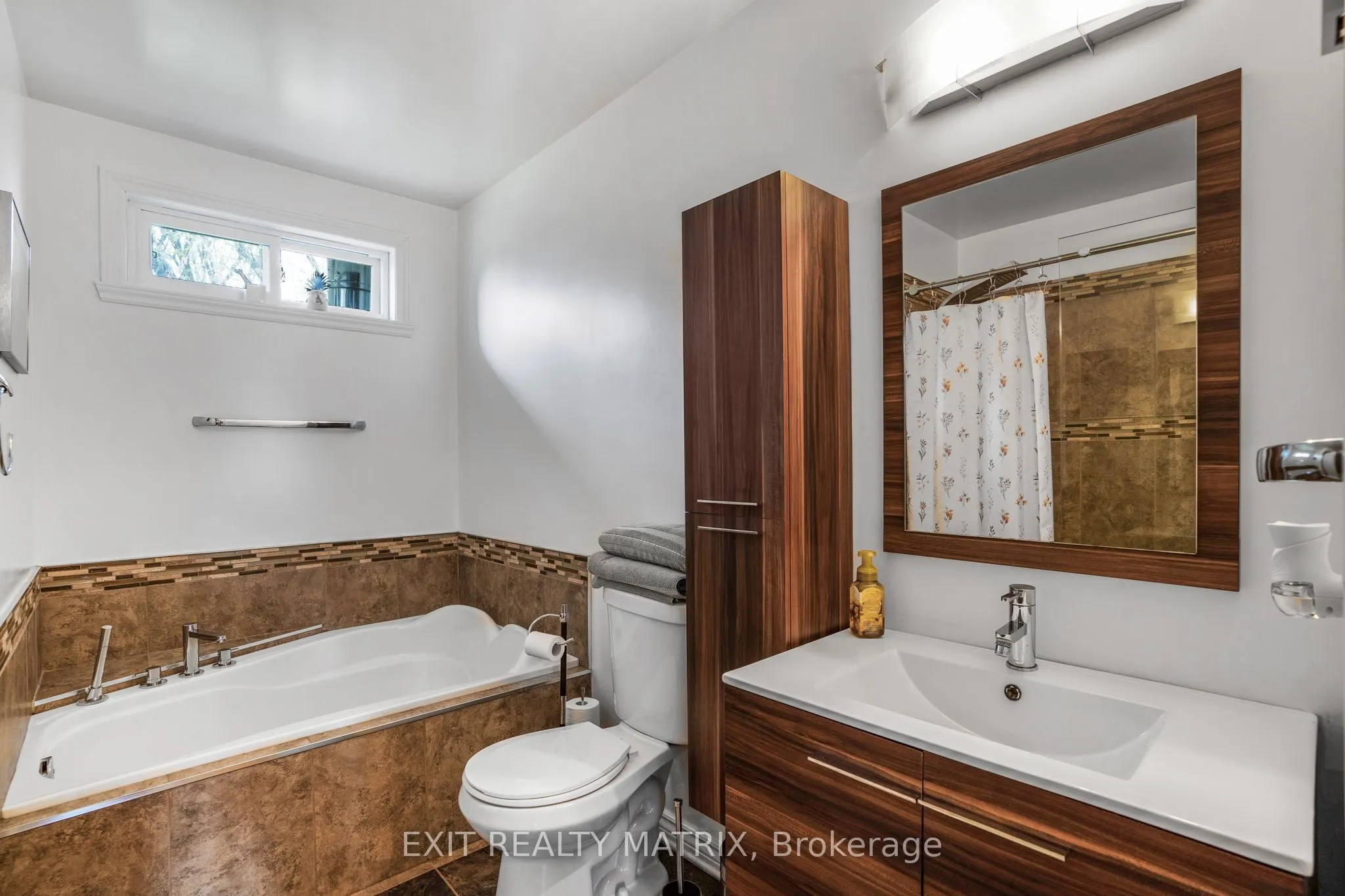 1120 Des Cedres Street