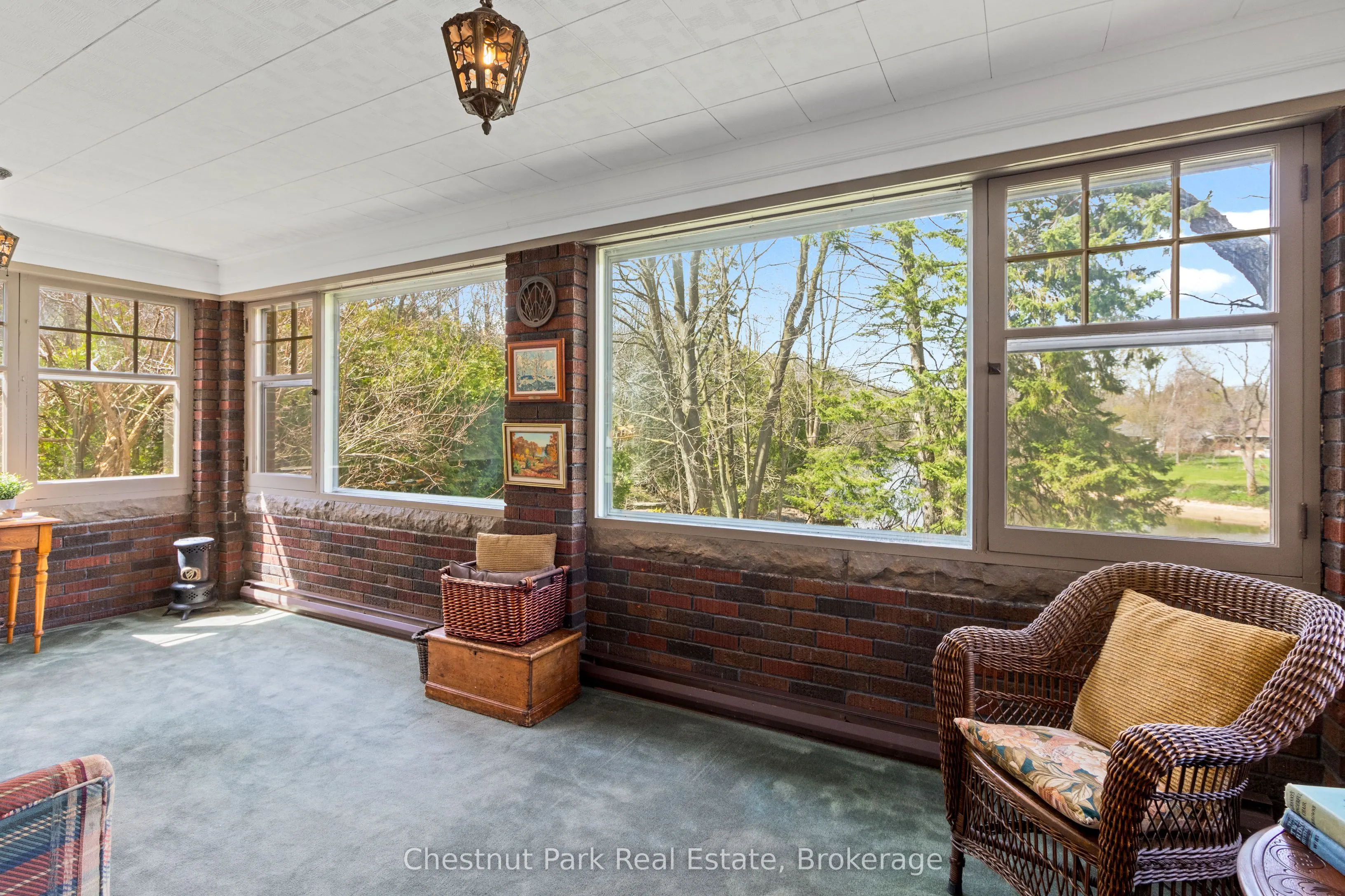 190 4th Street W