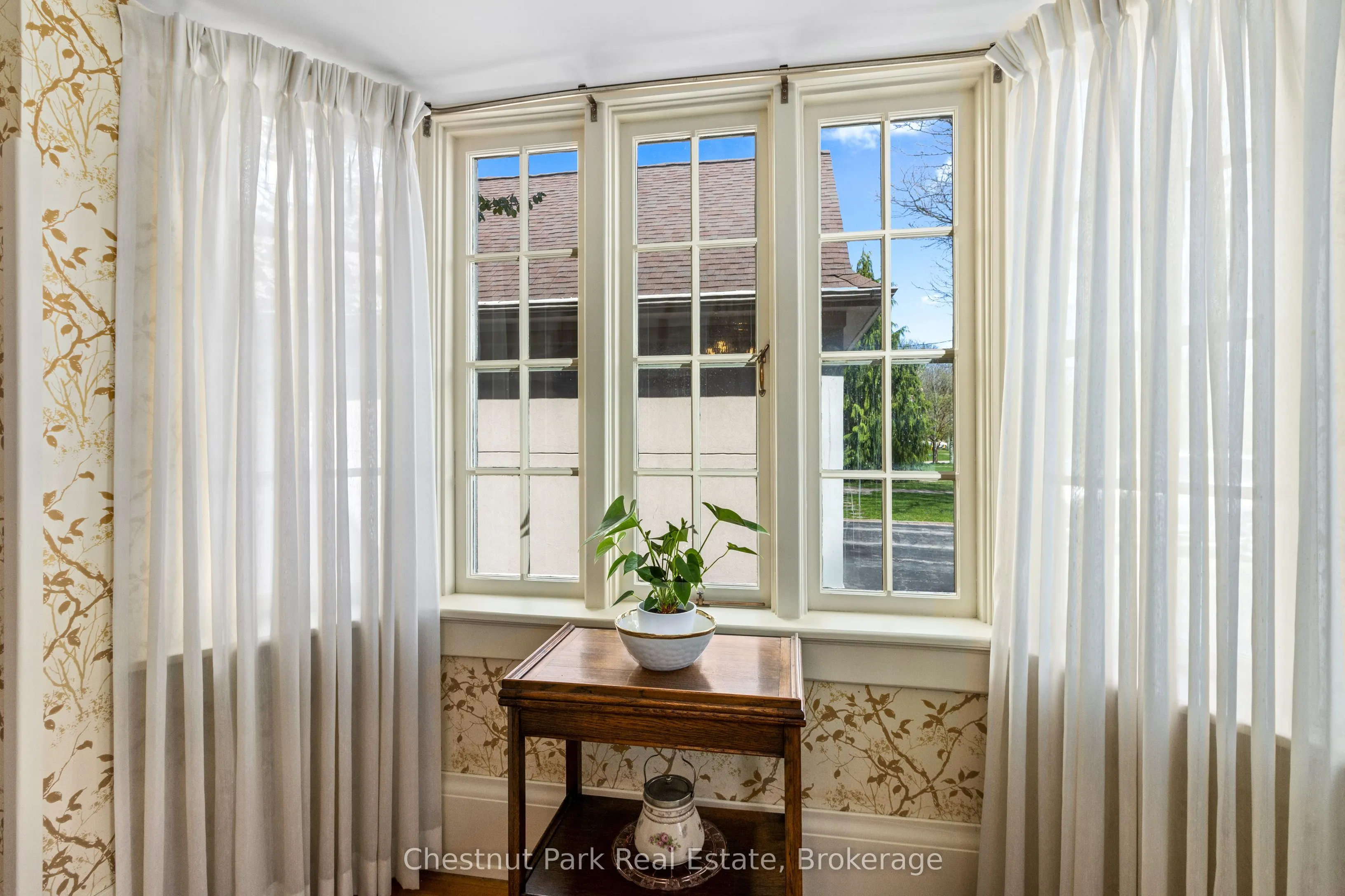 190 4th Street W