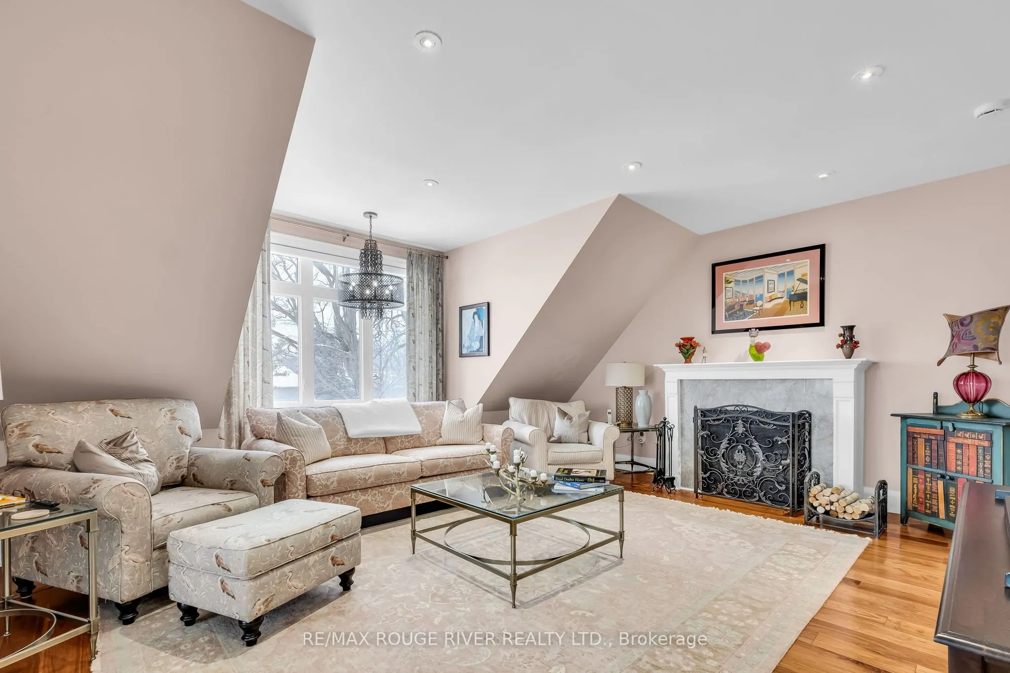 98 Ontario St Street S