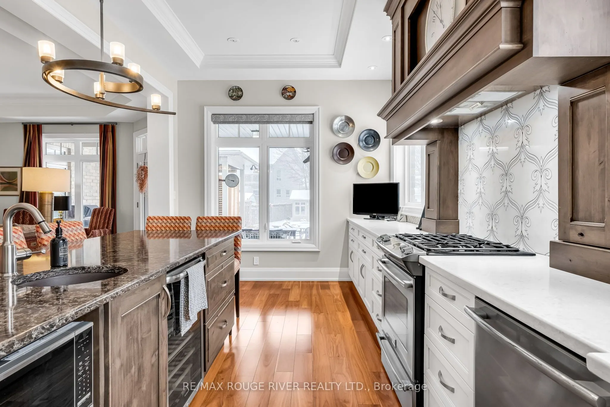 98 Ontario St Street S