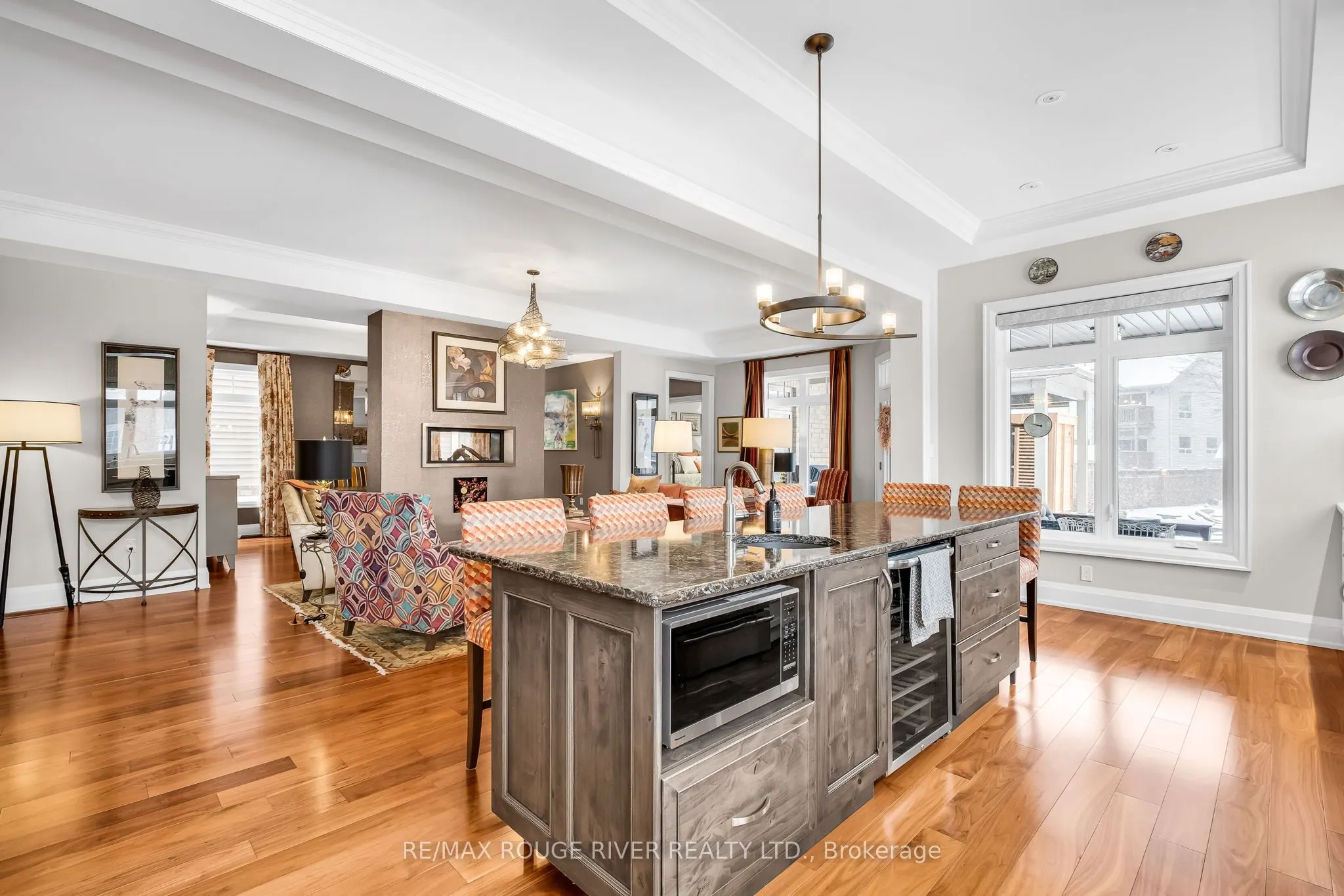 98 Ontario St Street S