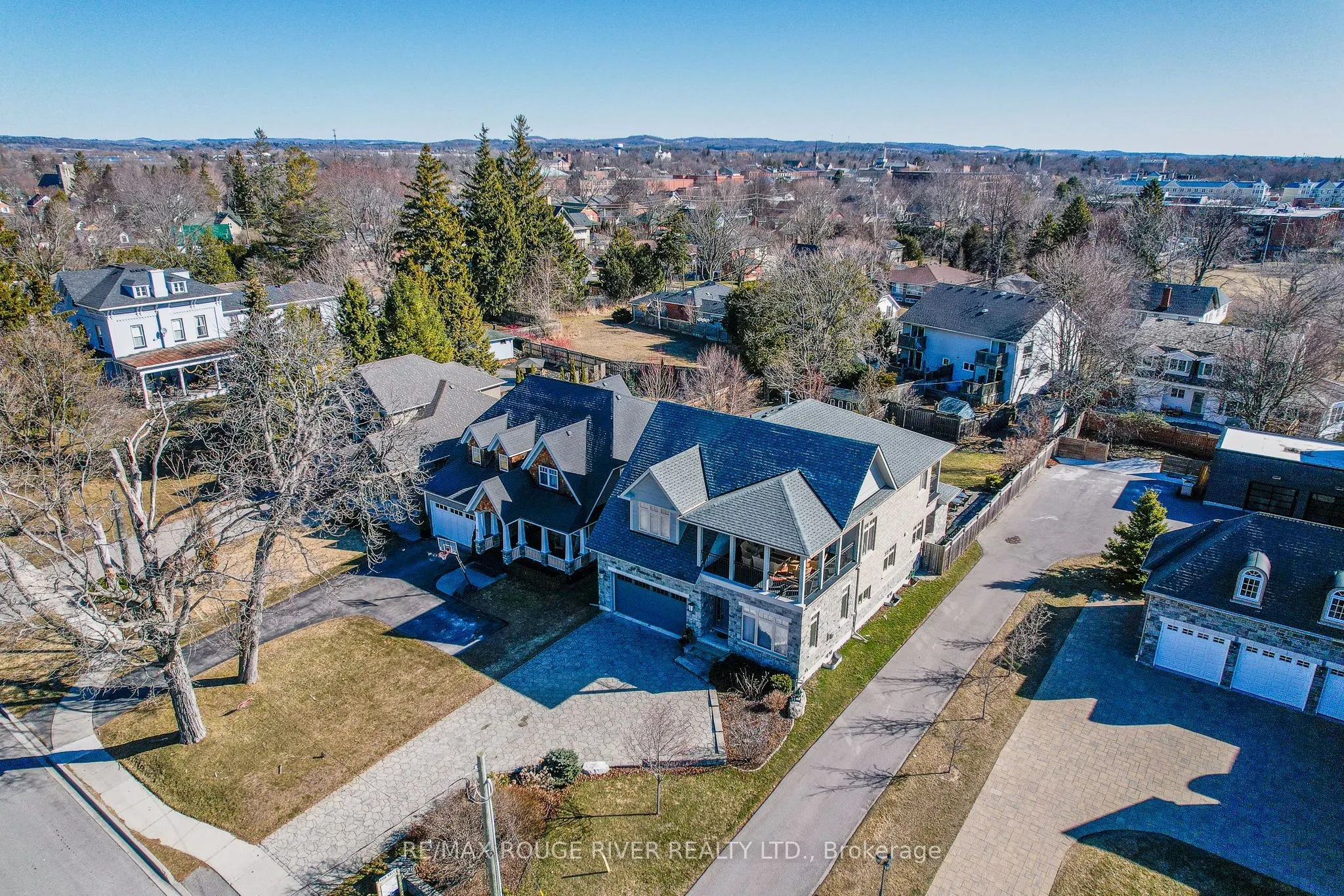 98 Ontario St Street S