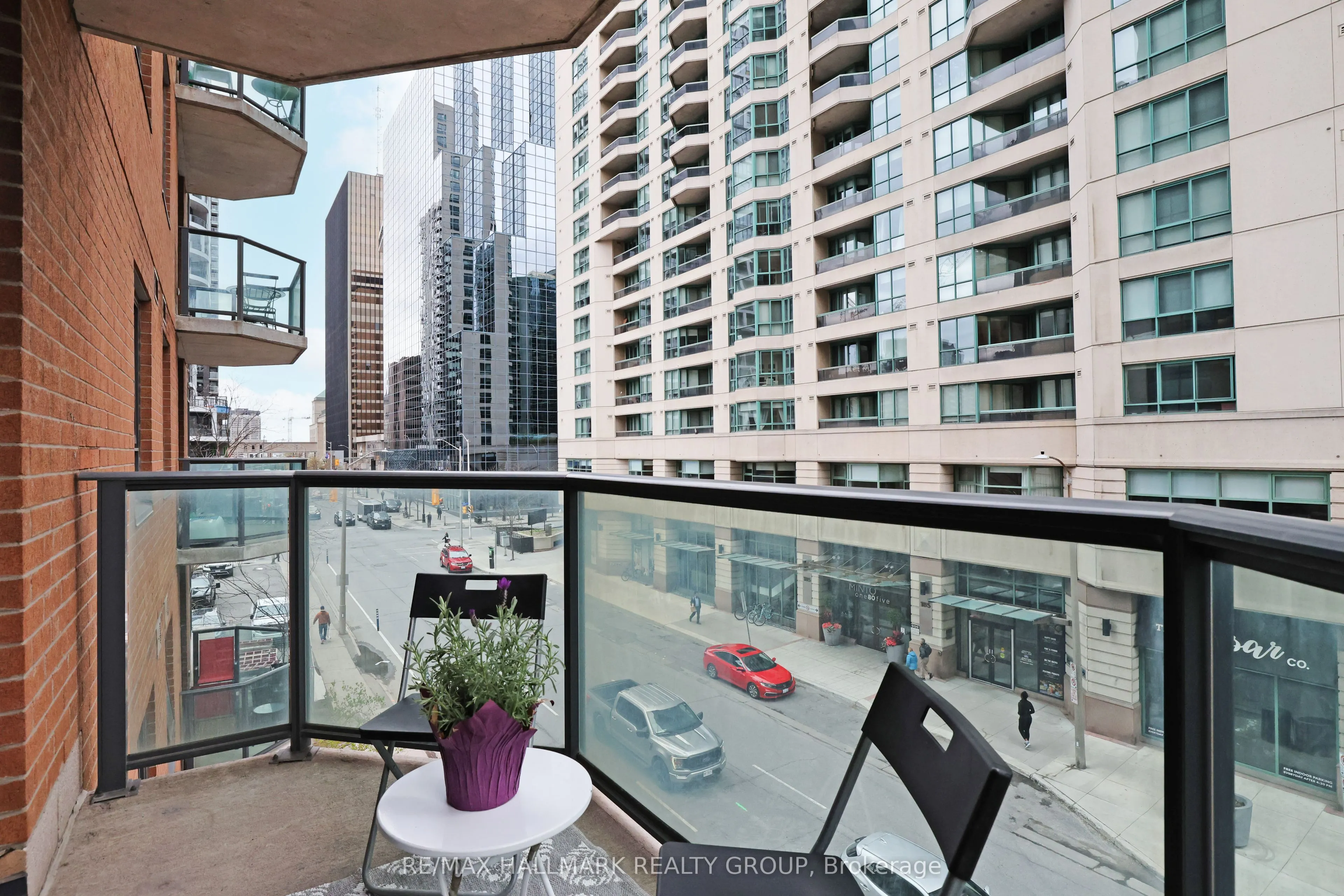 445 Laurier Avenue W, #405