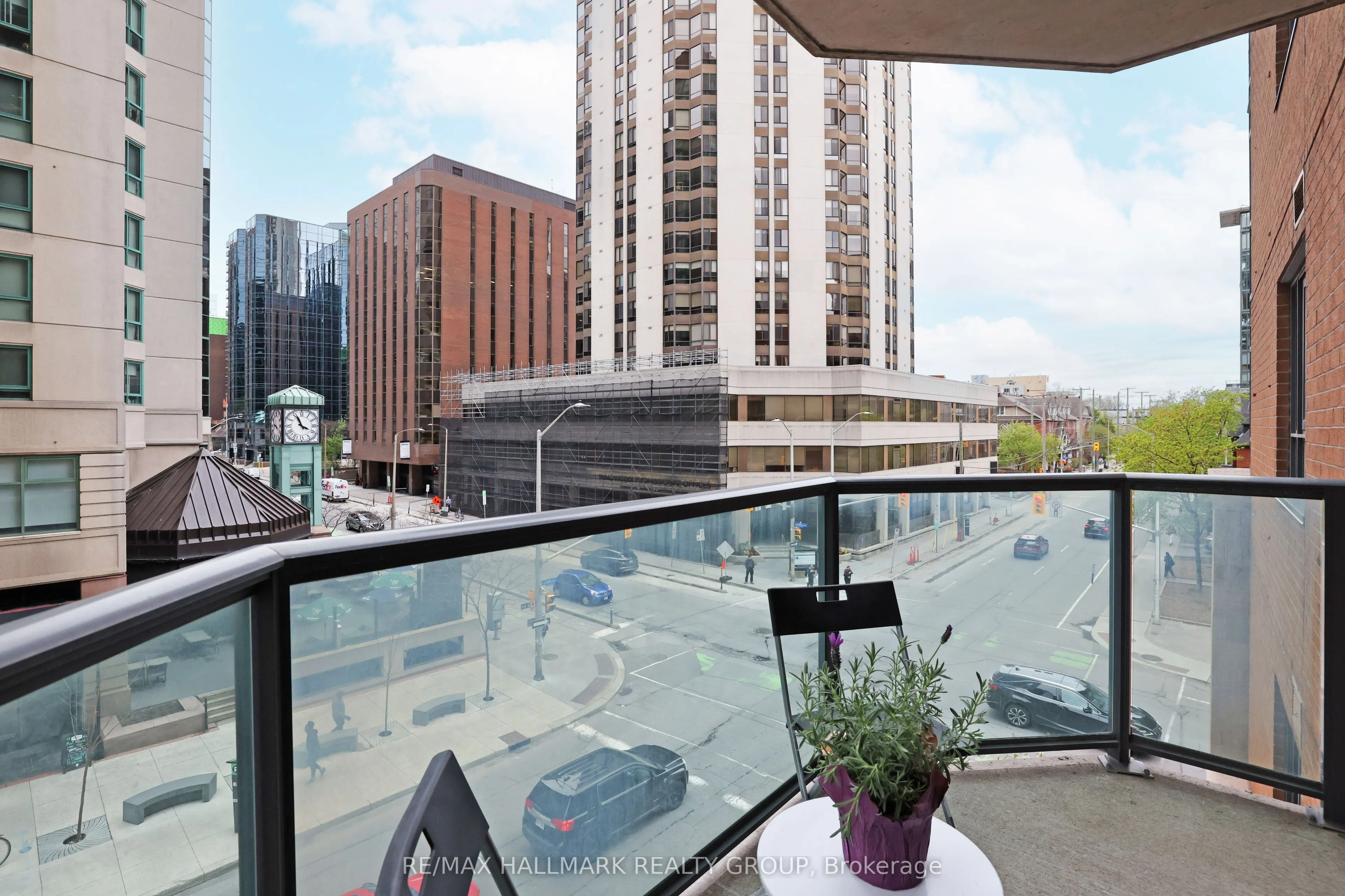 445 Laurier Avenue W, #405