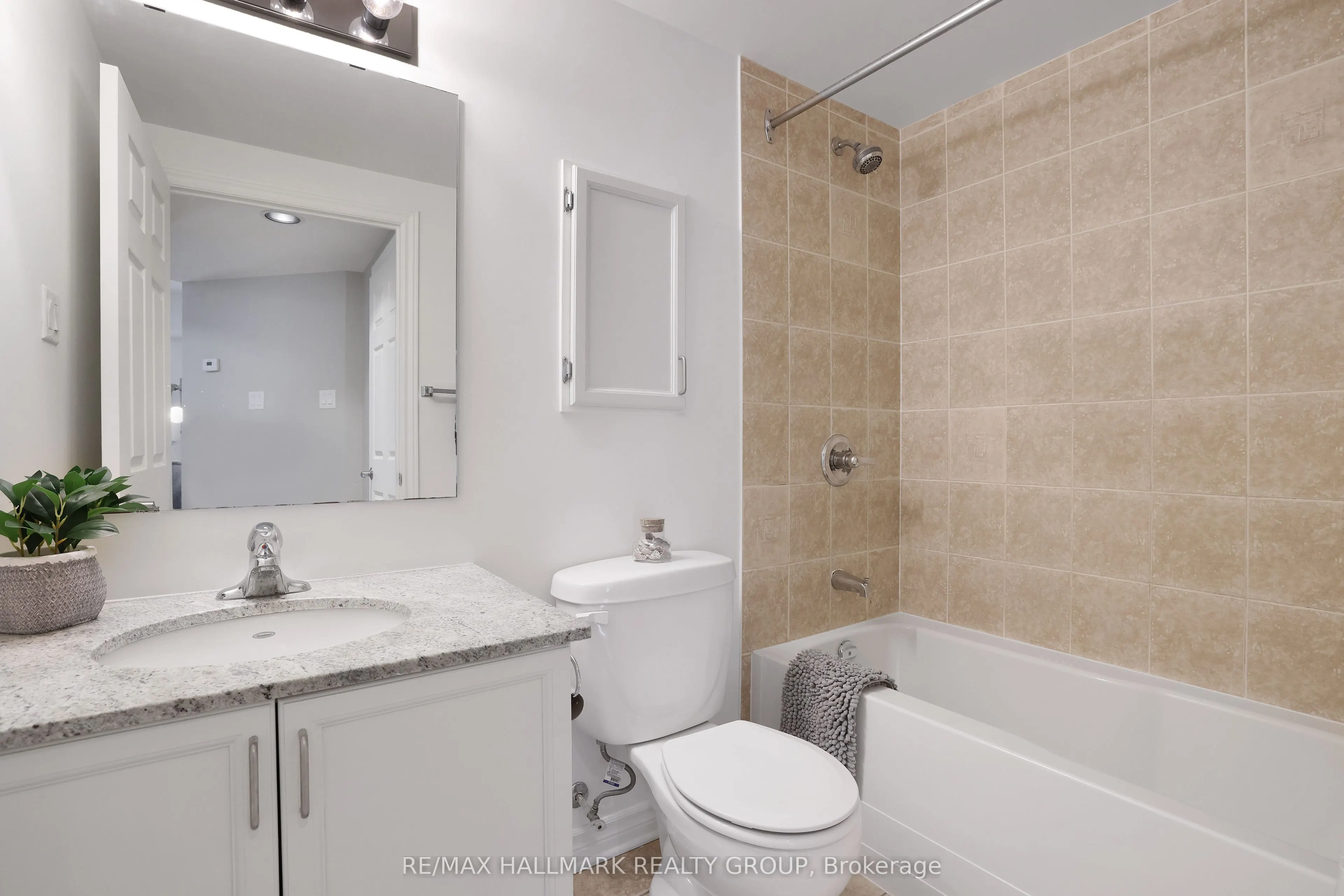 445 Laurier Avenue W, #405