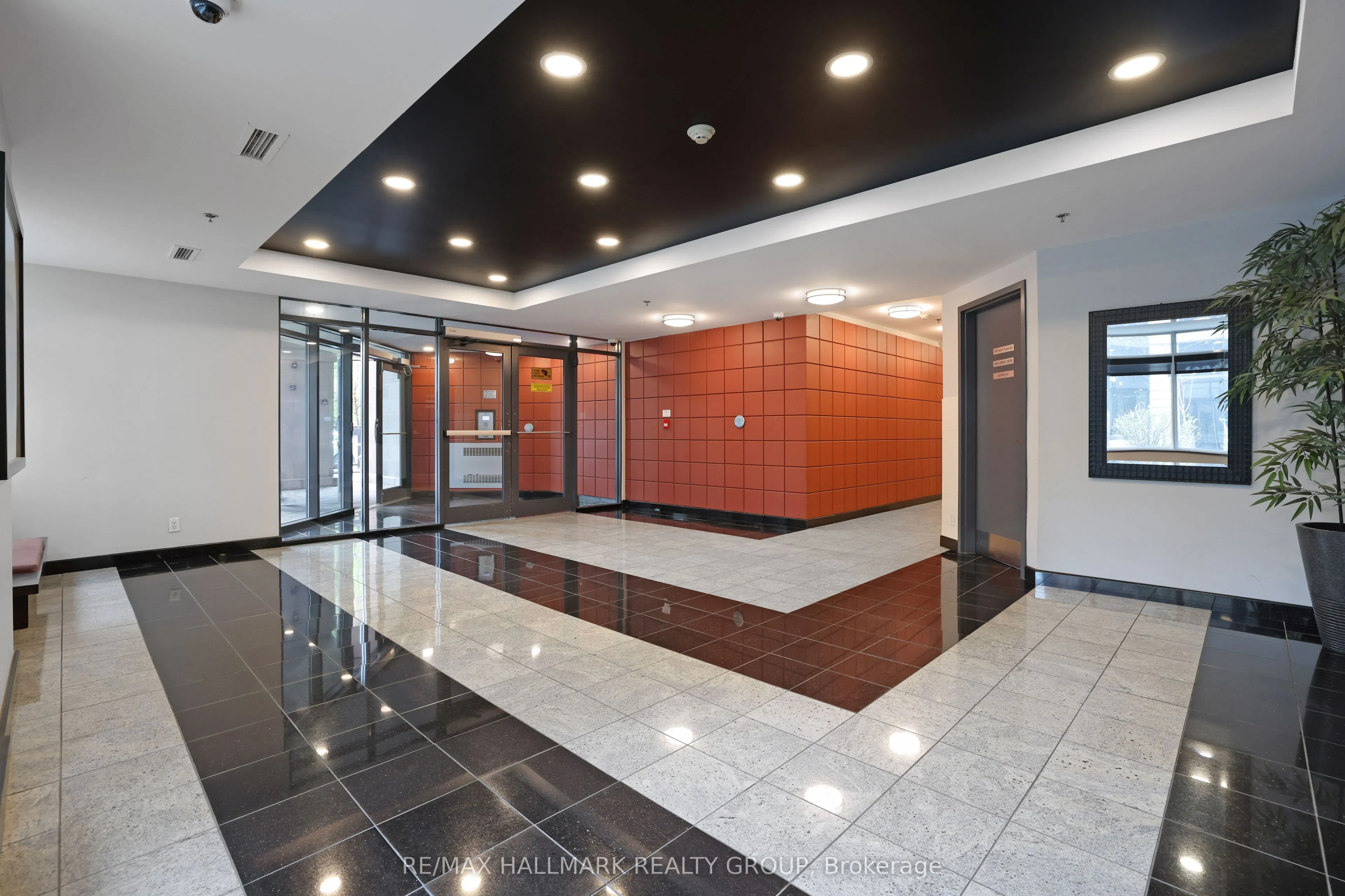 445 Laurier Avenue W, #405