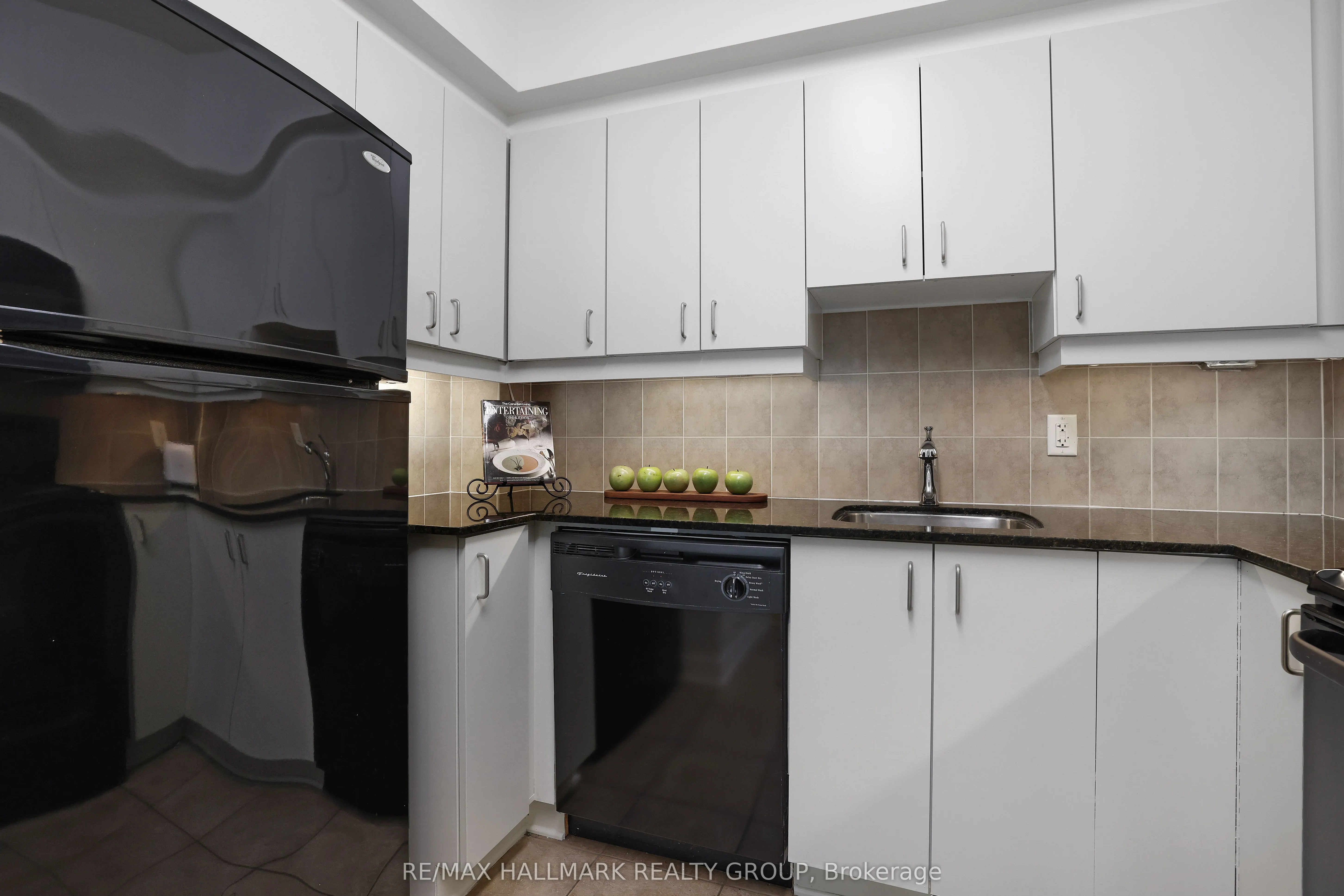 445 Laurier Avenue W, #405