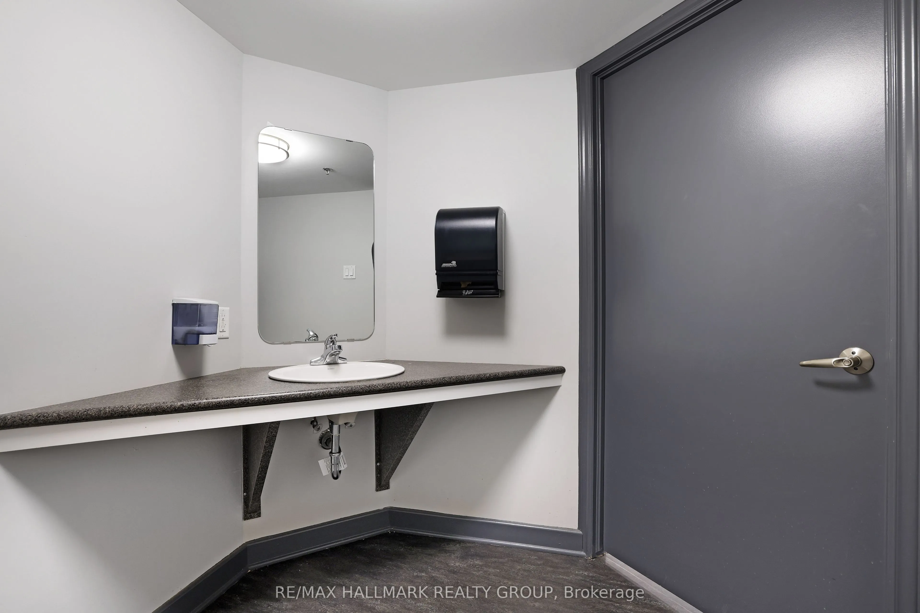 445 Laurier Avenue W, #405