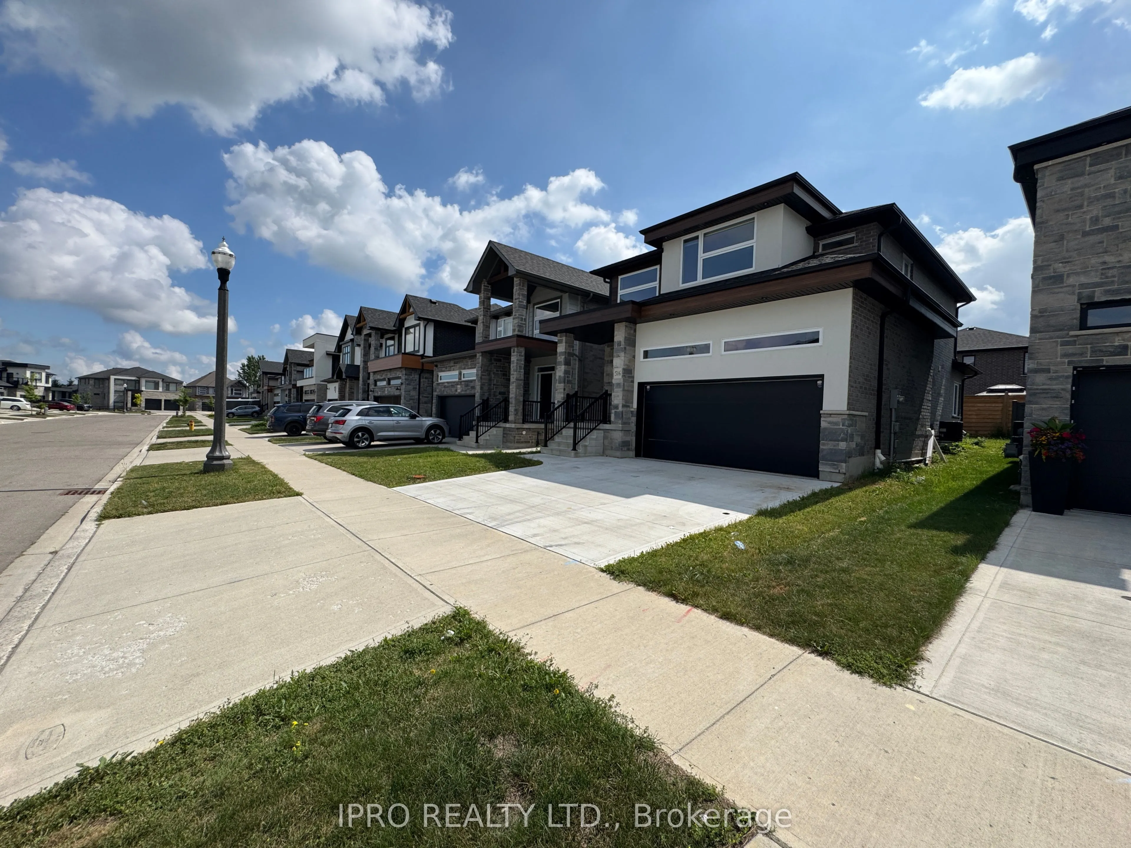 516 Doonwoods Crescent W