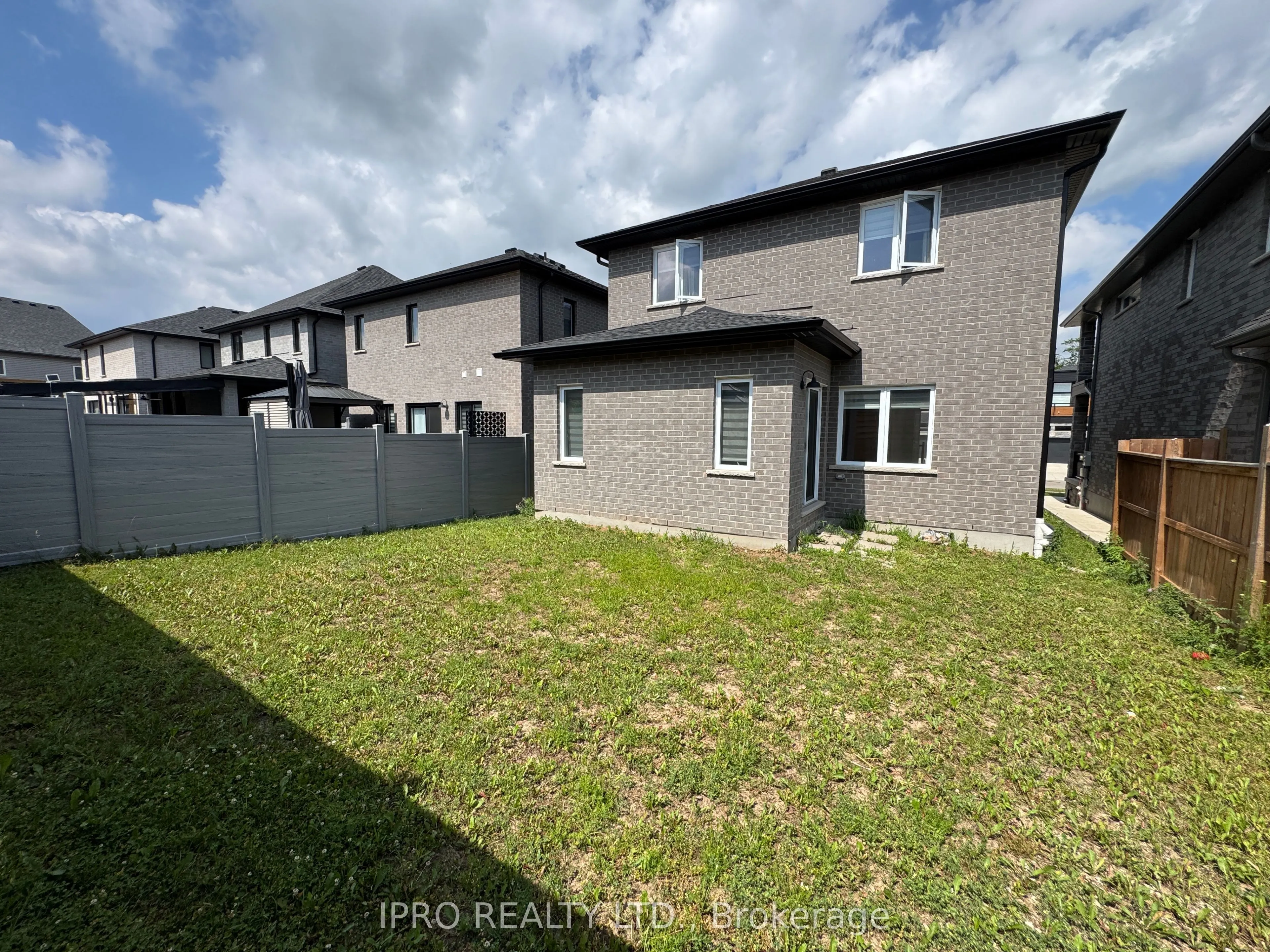 516 Doonwoods Crescent W