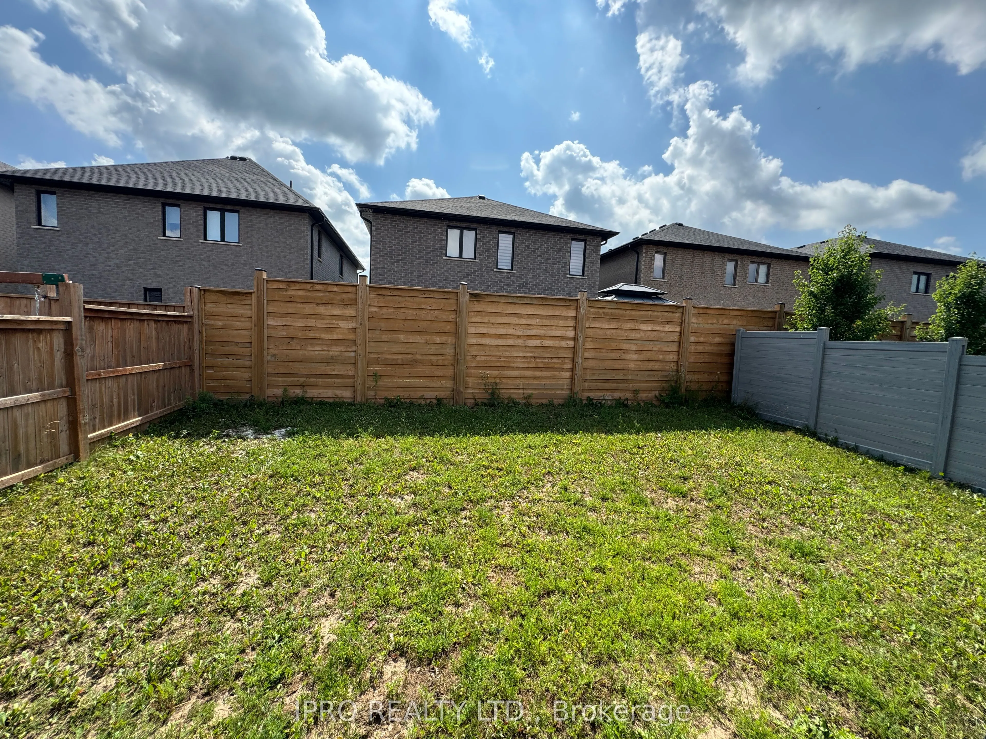 516 Doonwoods Crescent W