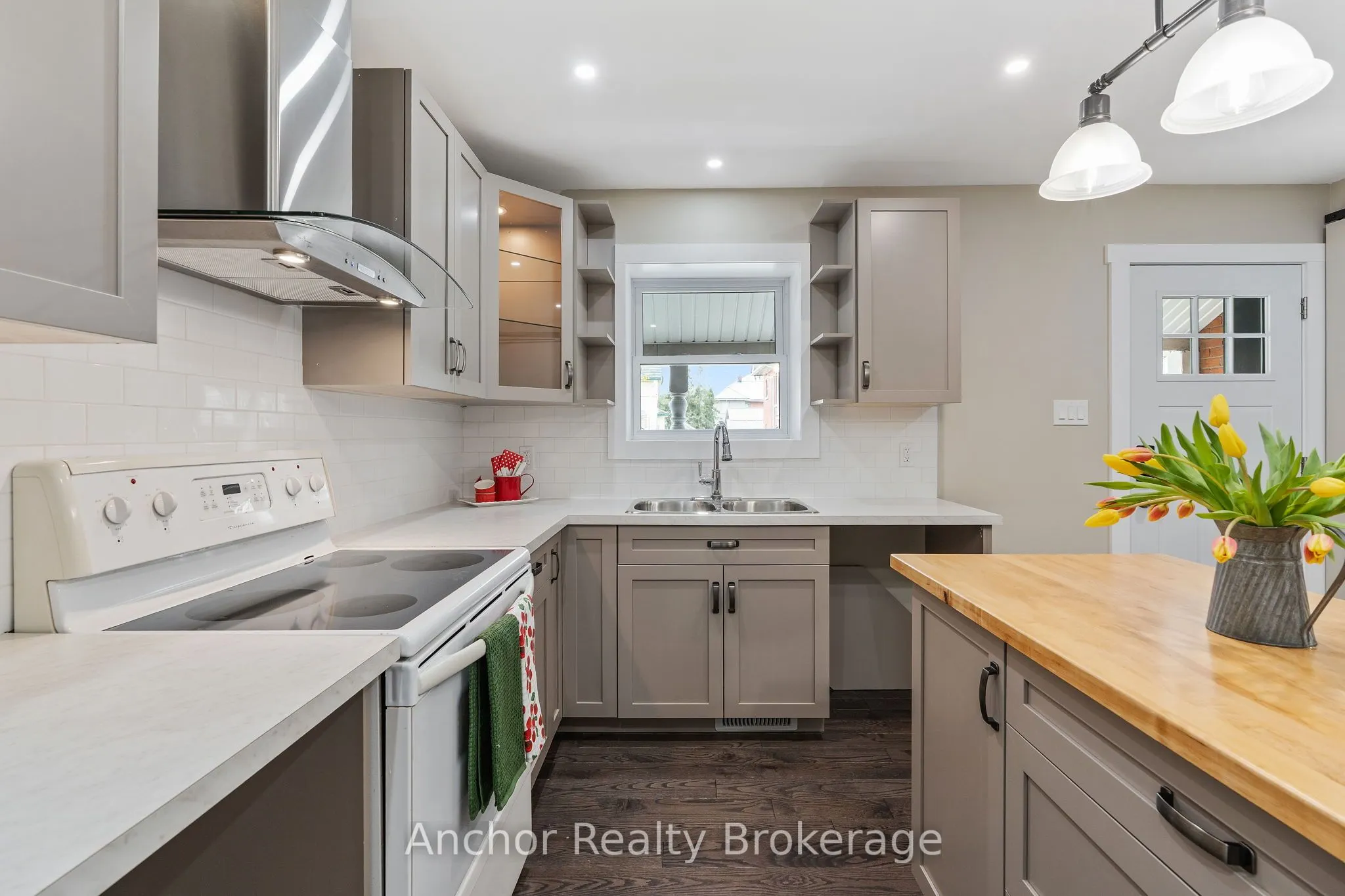 147 Talbot Street S