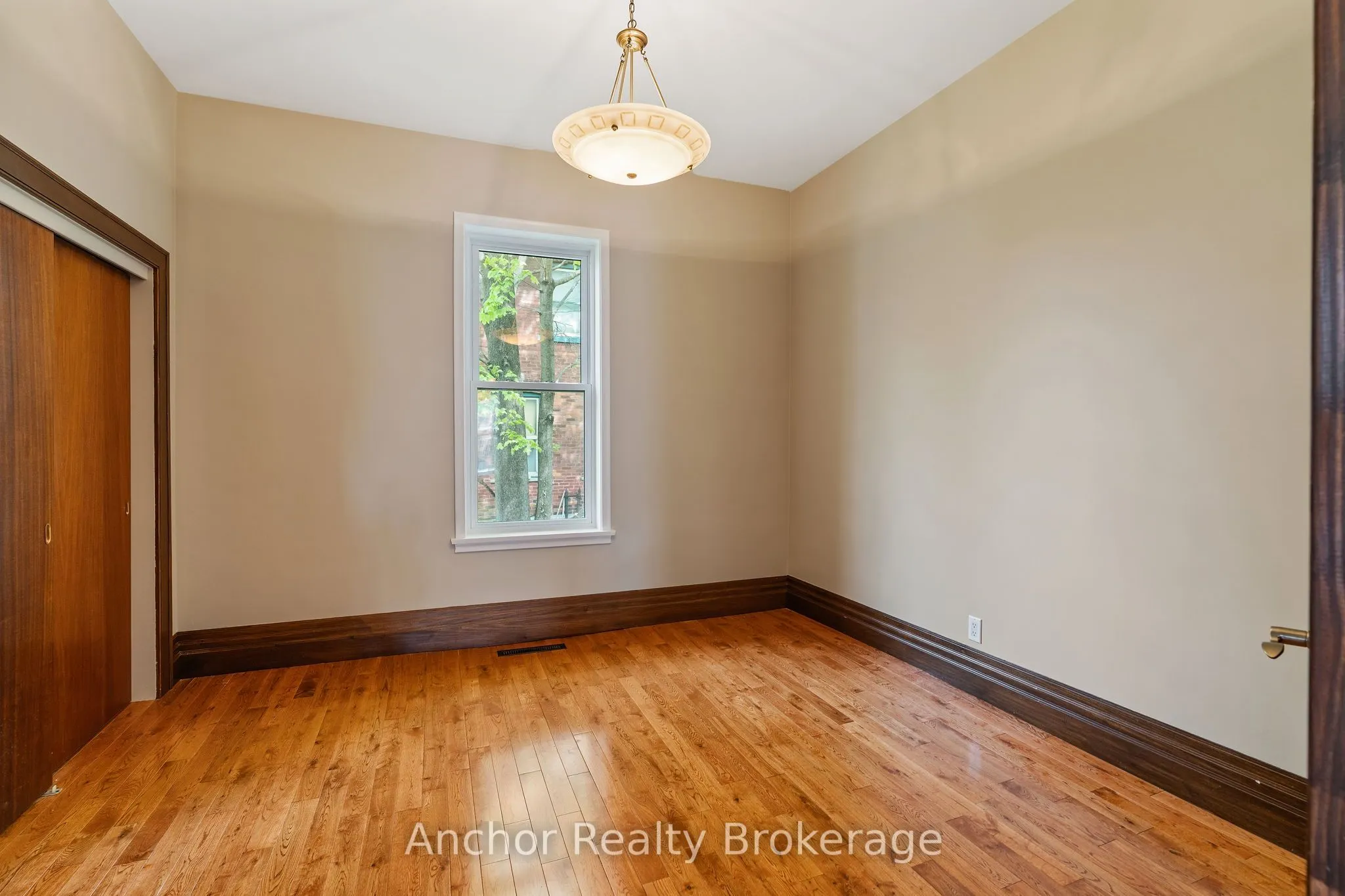147 Talbot Street S