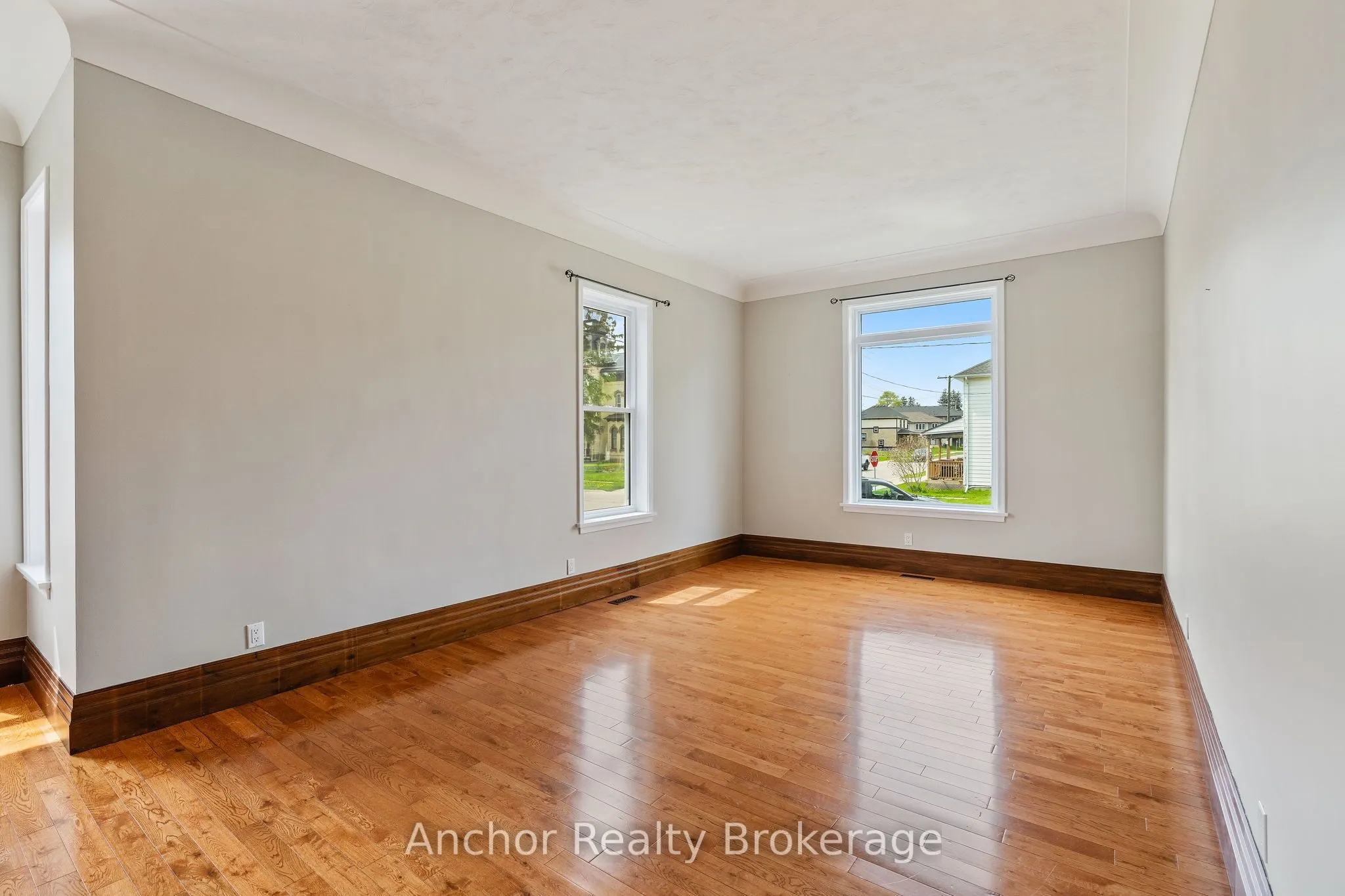 147 Talbot Street S