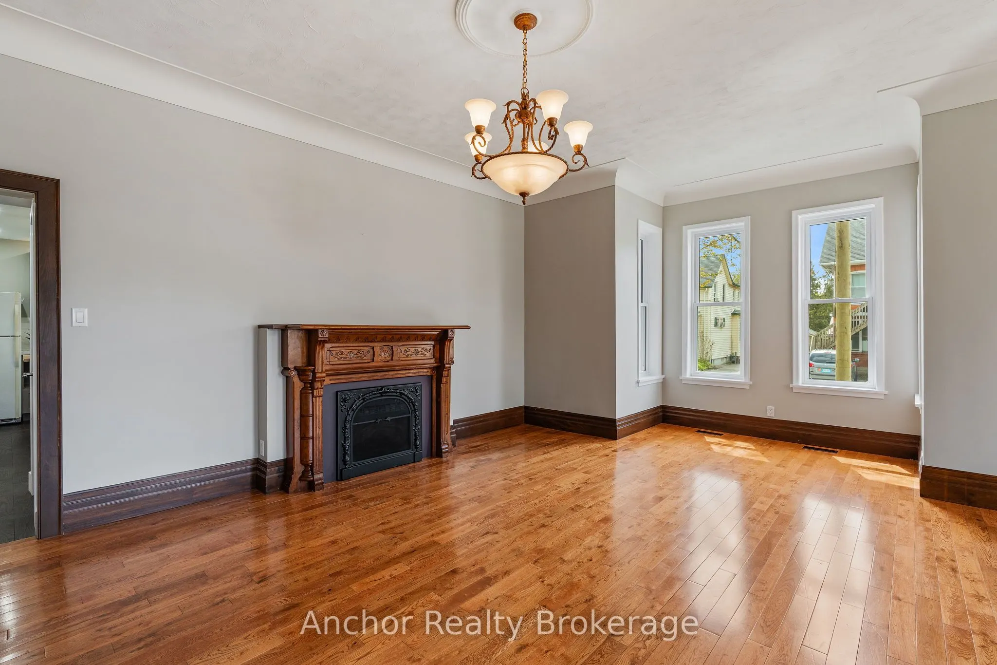 147 Talbot Street S