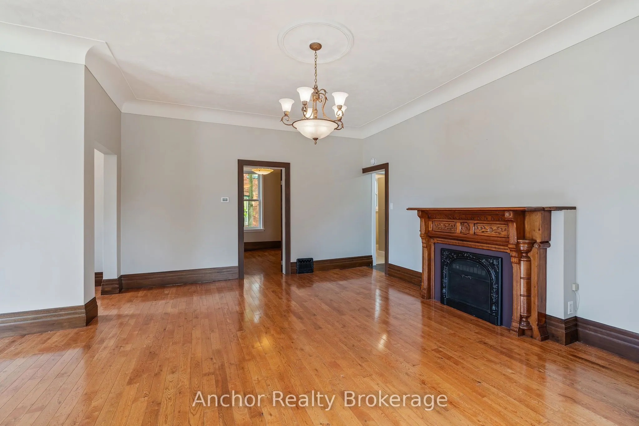 147 Talbot Street S