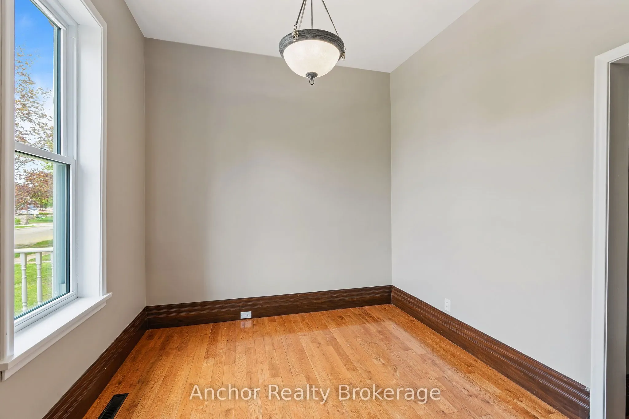 147 Talbot Street S