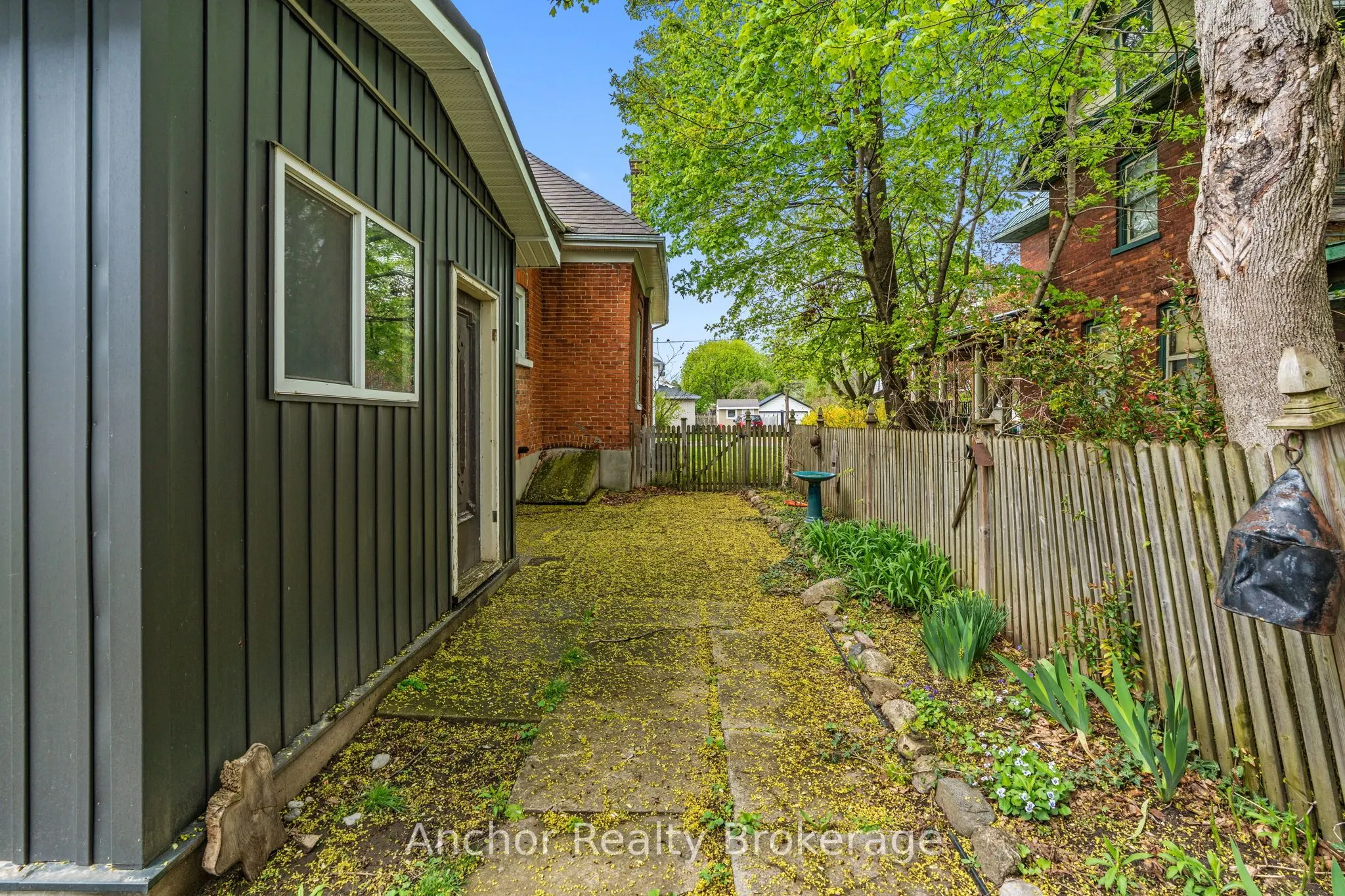 147 Talbot Street S
