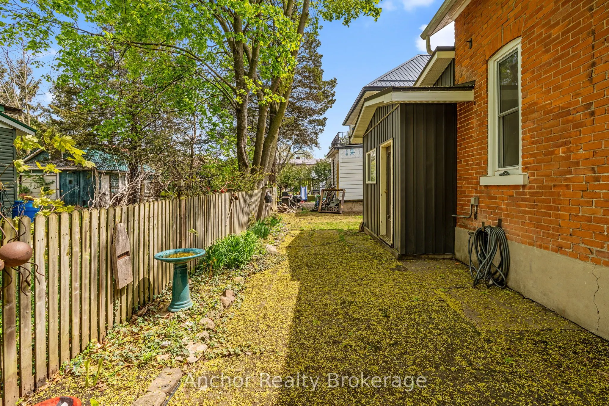 147 Talbot Street S