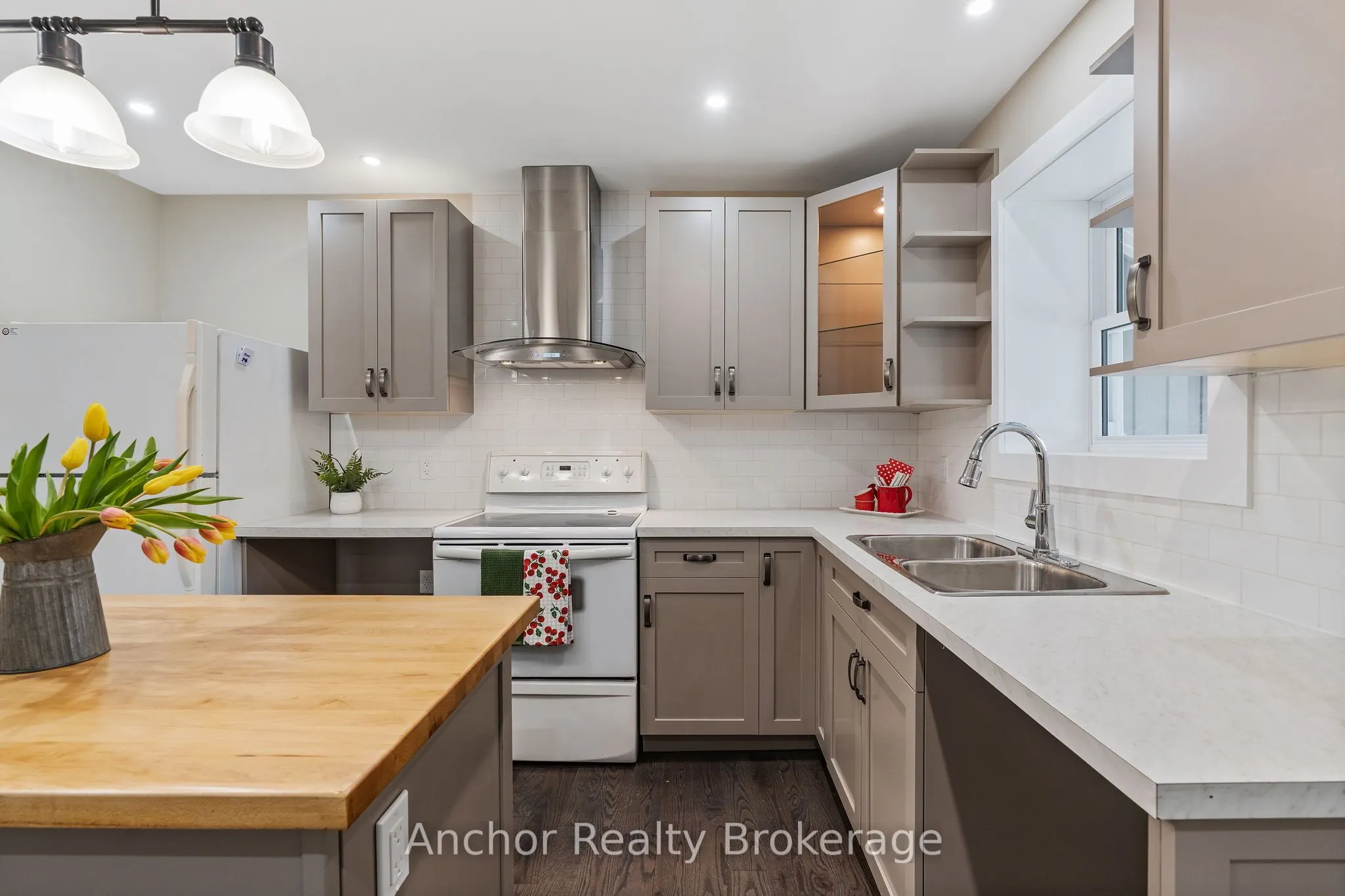 147 Talbot Street S