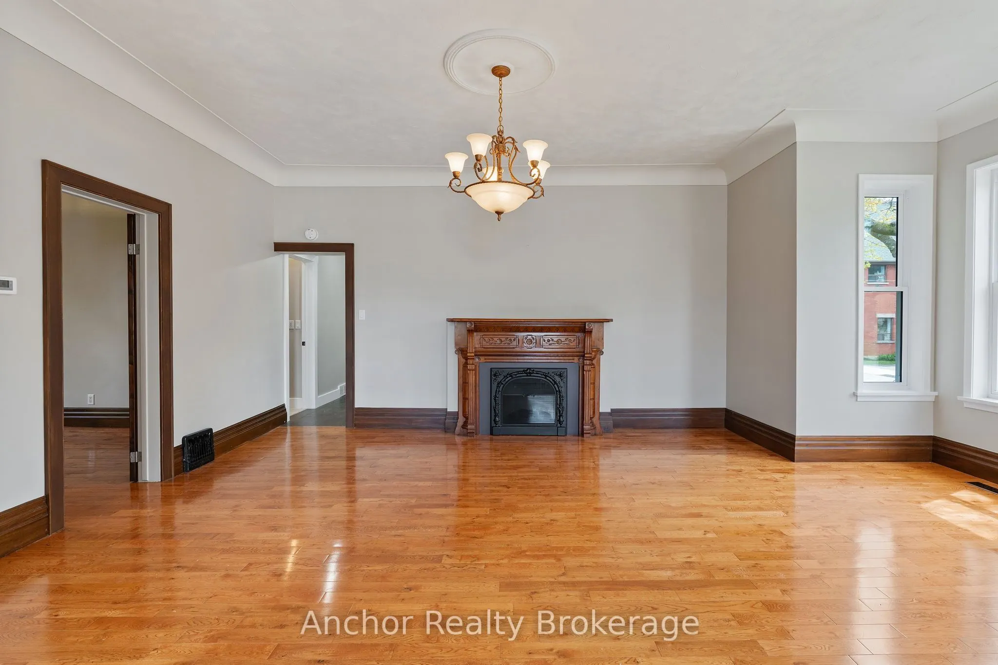 147 Talbot Street S
